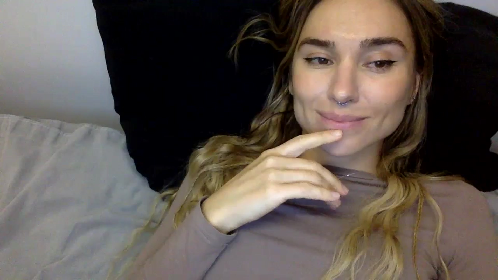 Gallery image thumbnail from KiraLovensee's myfreecams stream on, 11/01/2023, 10:43 image 19 of 20
