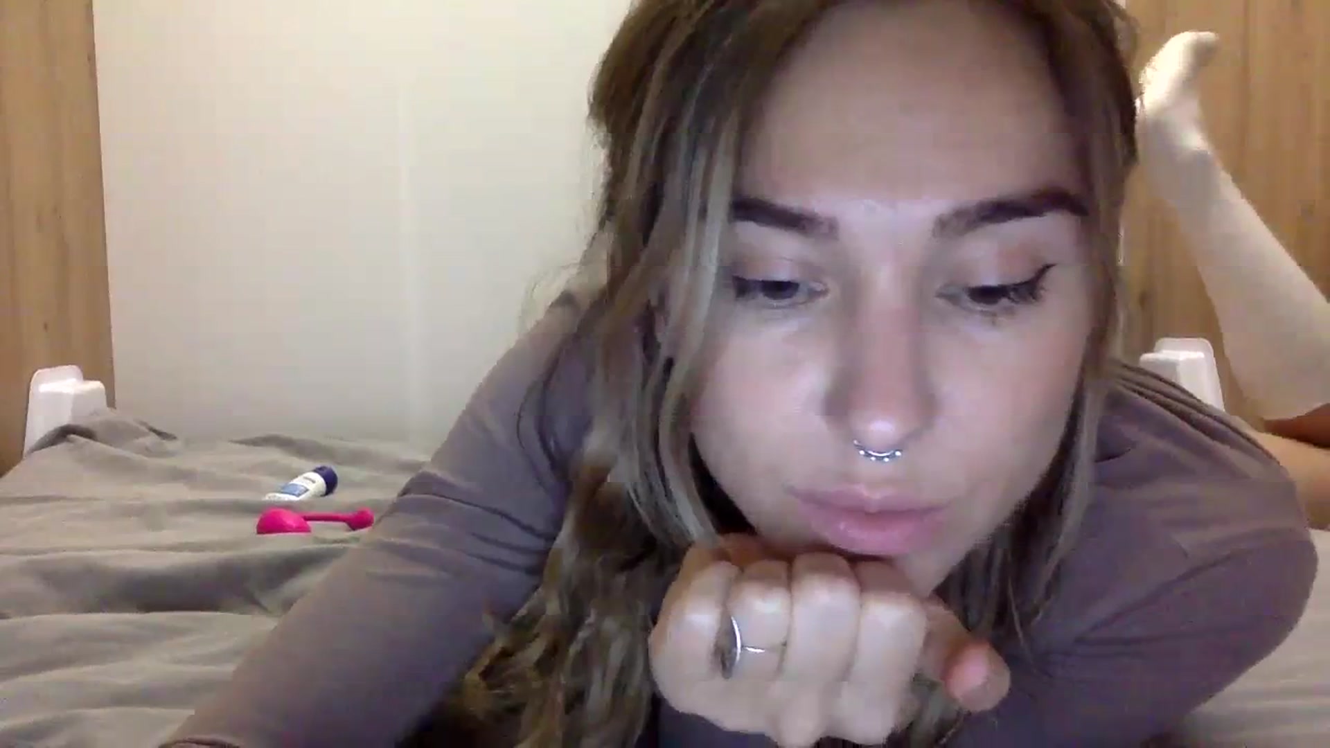 Gallery image thumbnail from KiraLovensee's myfreecams stream on, 11/01/2023, 10:43 image 3 of 20