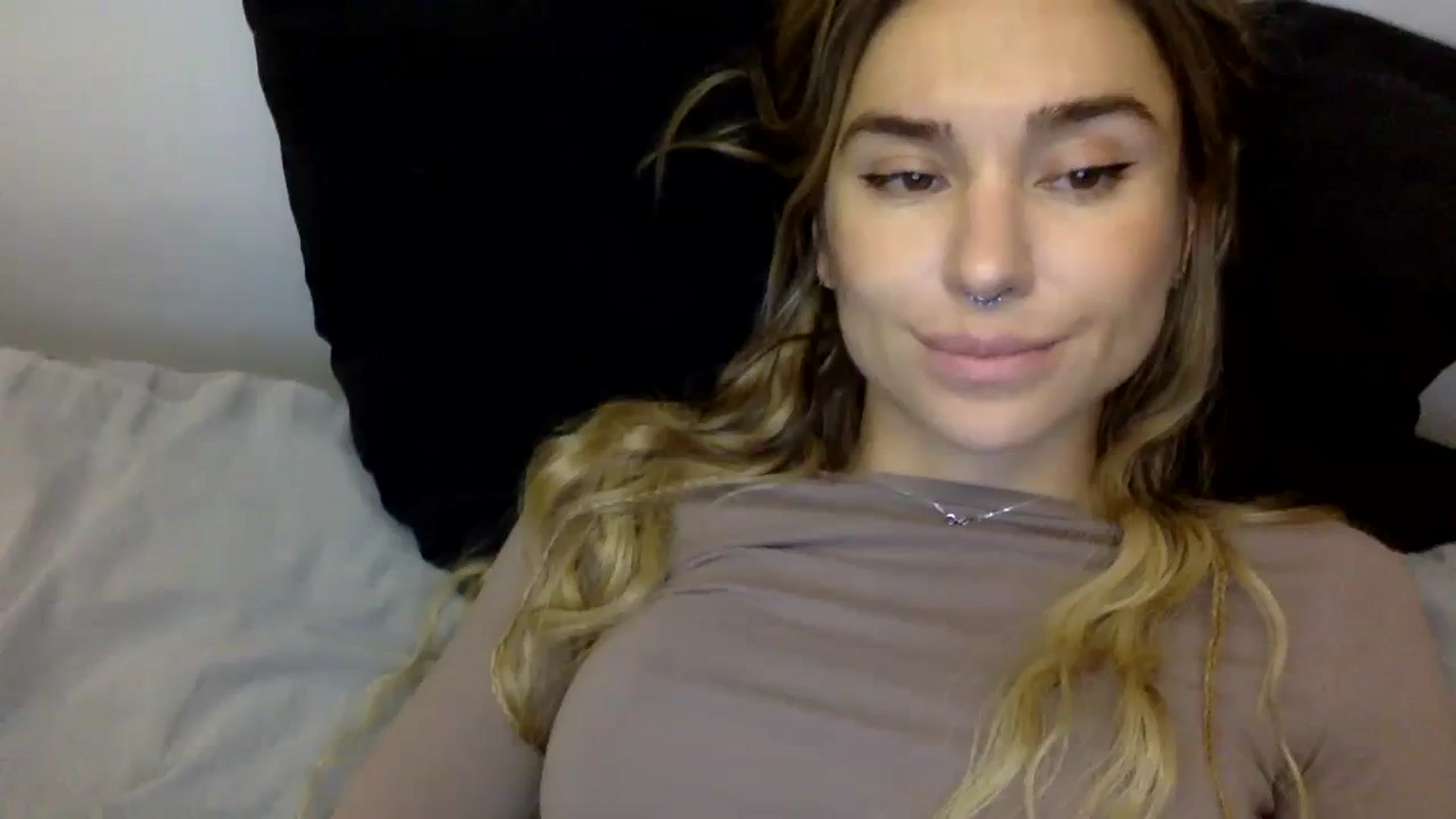 Gallery image thumbnail from KiraLovensee's myfreecams stream on, 11/01/2023, 10:43 image 20 of 20