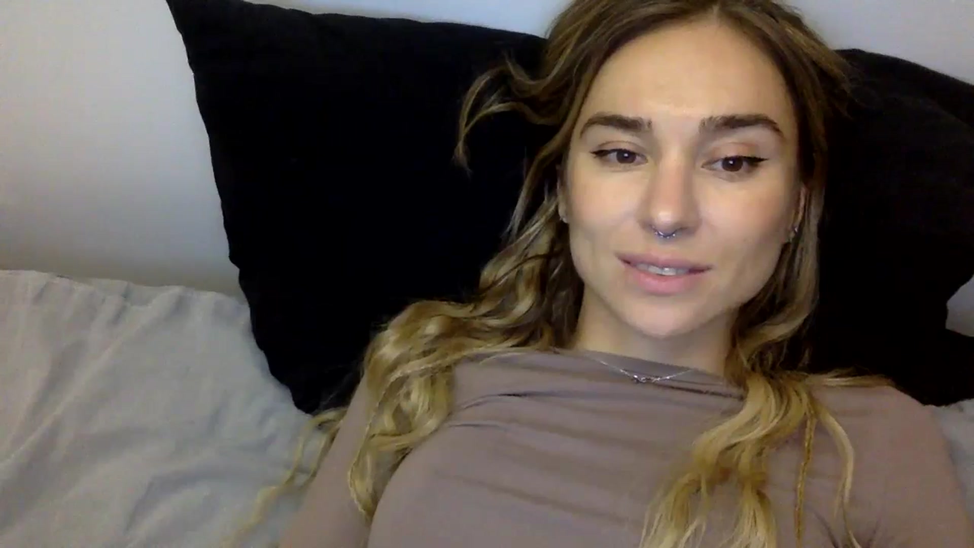 Gallery image thumbnail from KiraLovensee's myfreecams stream on, 11/01/2023, 10:43 image 18 of 20