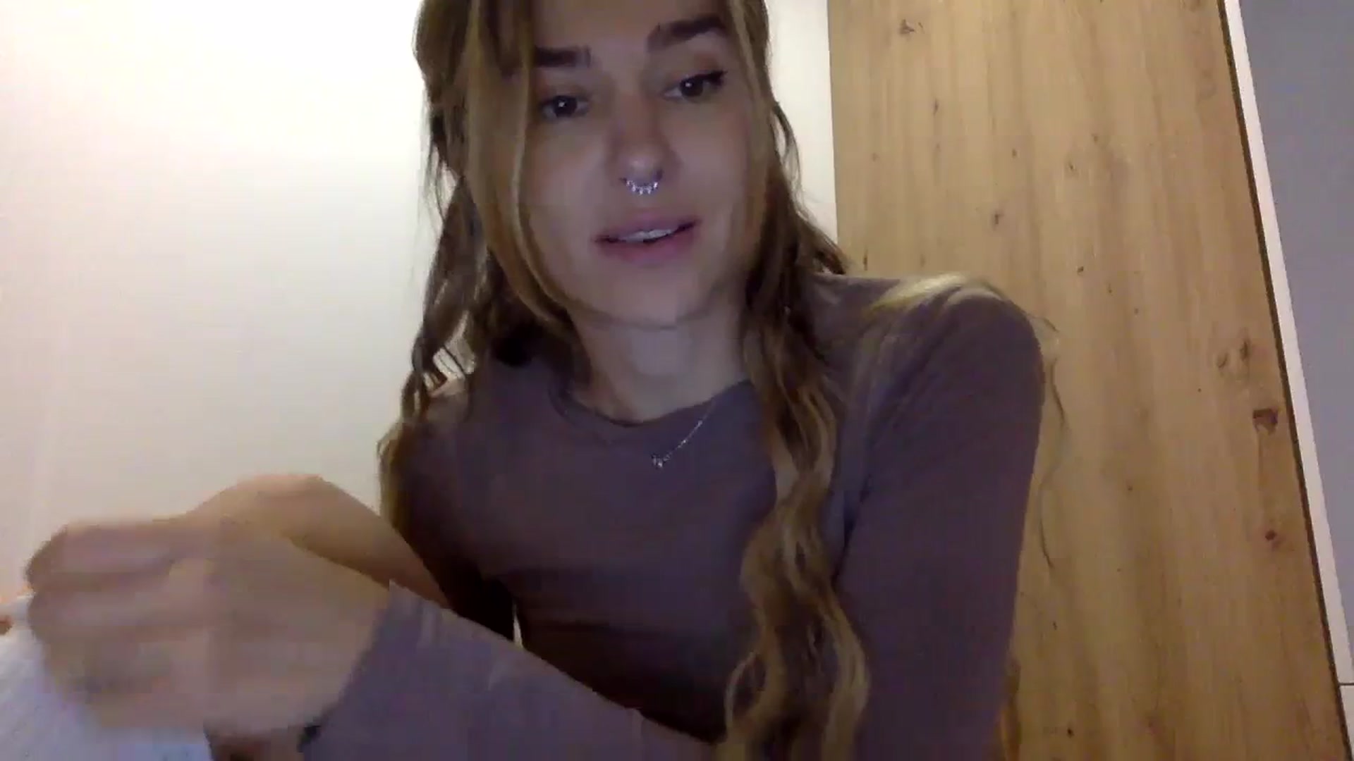 Gallery image thumbnail from KiraLovensee's myfreecams stream on, 11/01/2023, 10:43 image 10 of 20
