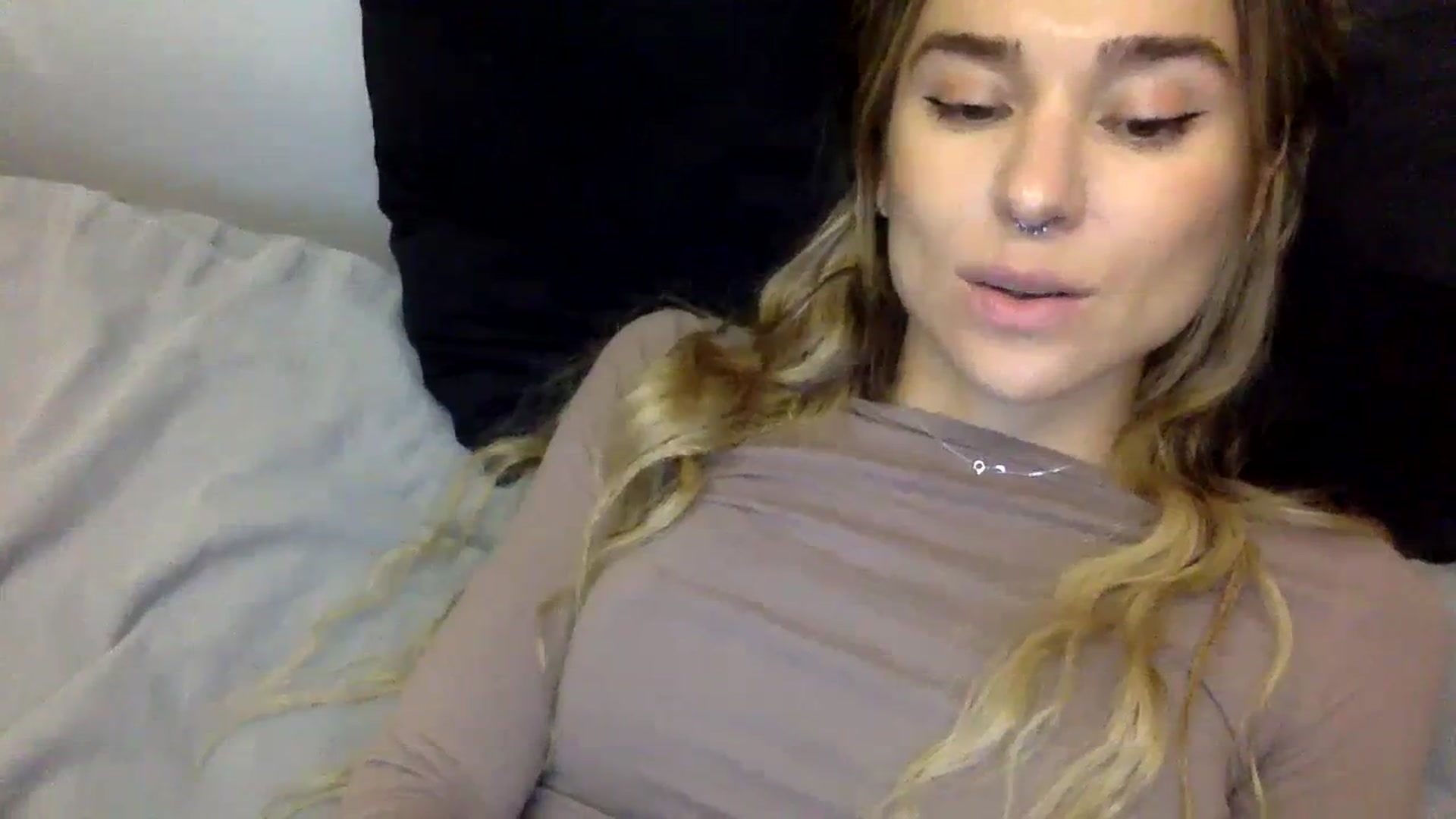 Gallery image thumbnail from KiraLovensee's myfreecams stream on, 11/01/2023, 10:43 image 14 of 20