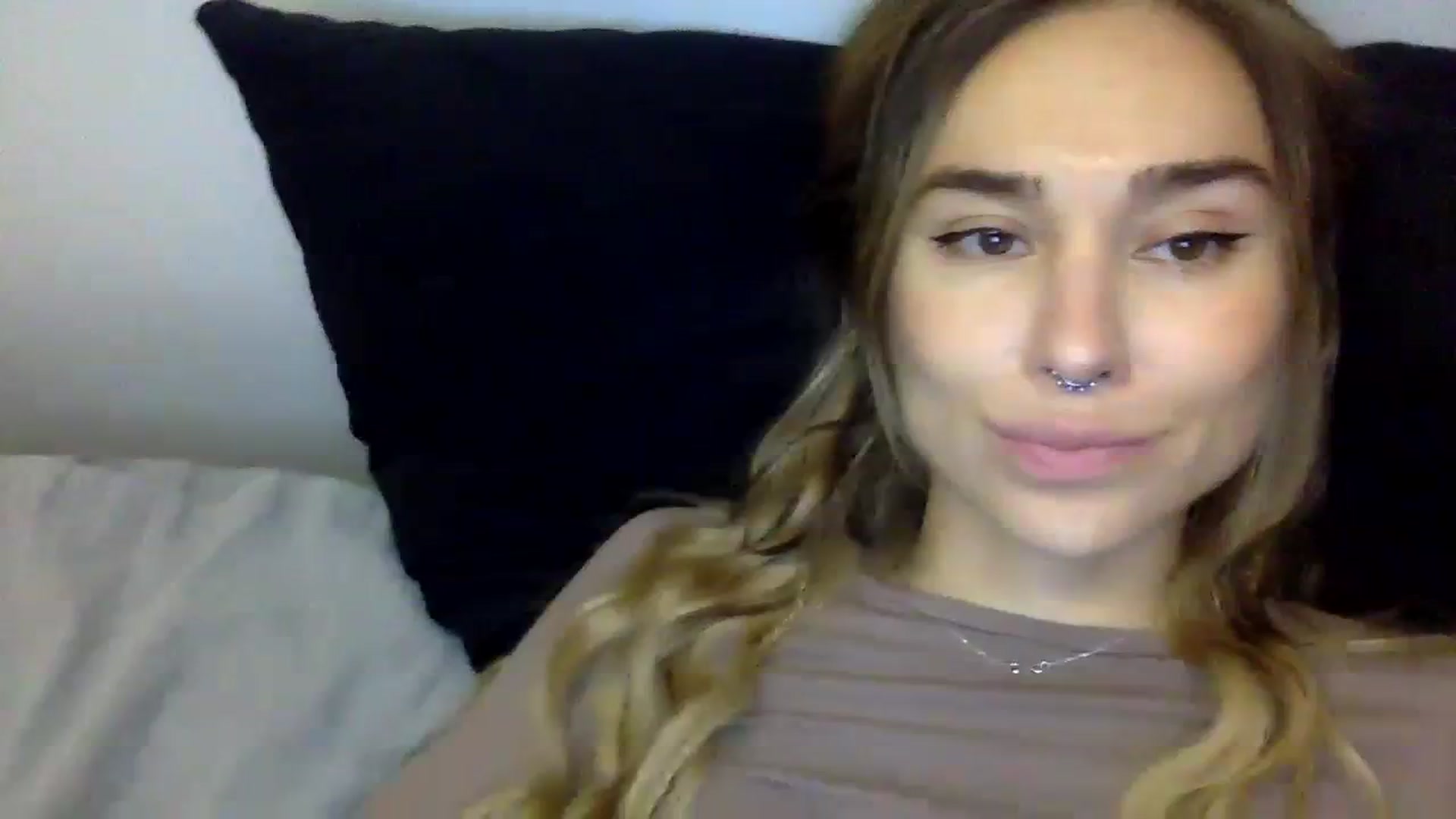 Gallery image thumbnail from KiraLovensee's myfreecams stream on, 11/01/2023, 10:43 image 12 of 20
