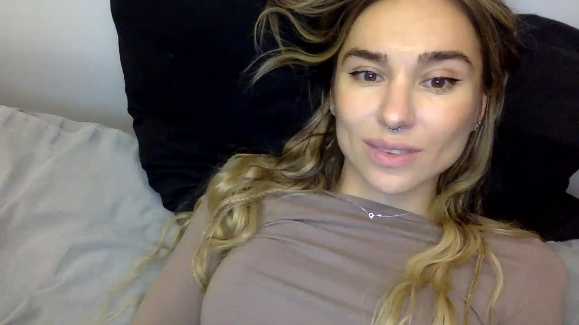Gallery image thumbnail from KiraLovensee's myfreecams stream on, 11/01/2023, 10:43 image 17 of 20