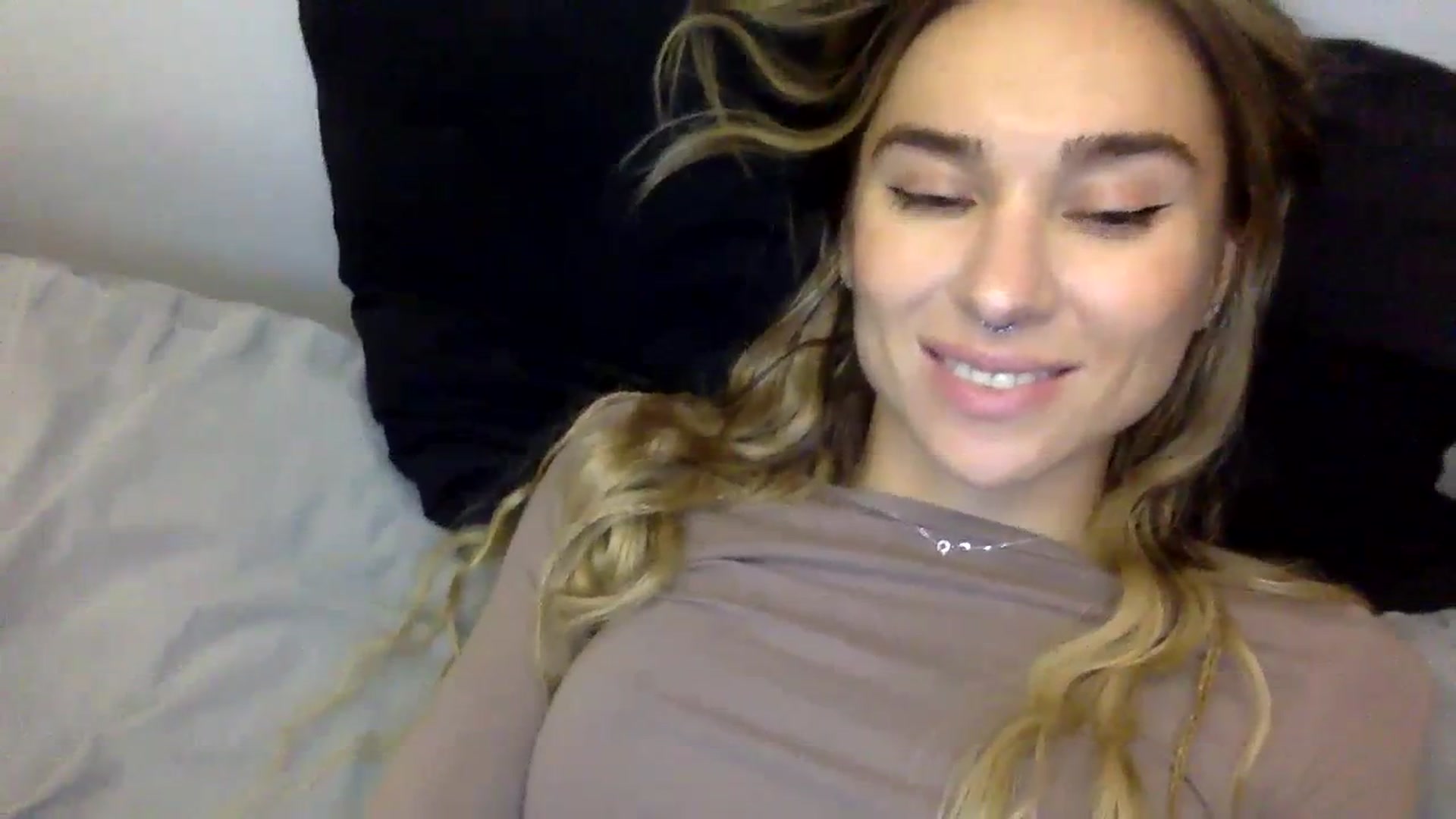 Gallery image thumbnail from KiraLovensee's myfreecams stream on, 11/01/2023, 10:43 image 16 of 20