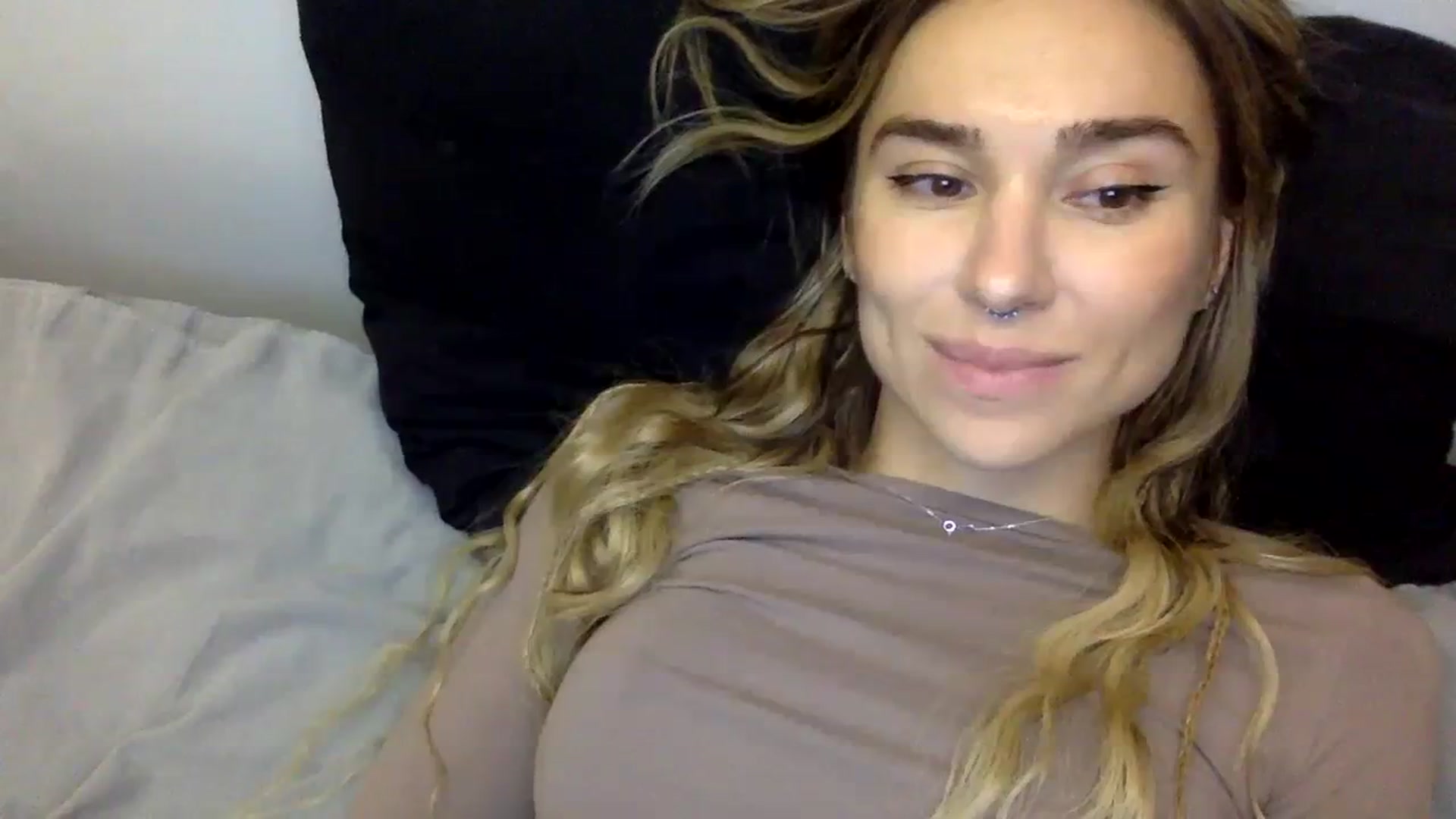 Gallery image thumbnail from KiraLovensee's myfreecams stream on, 11/01/2023, 10:43 image 15 of 20