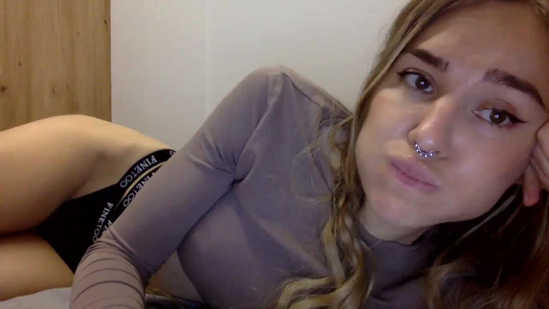 Gallery image thumbnail from KiraLovensee's myfreecams stream on, 11/01/2023, 11:50 image 11 of 20