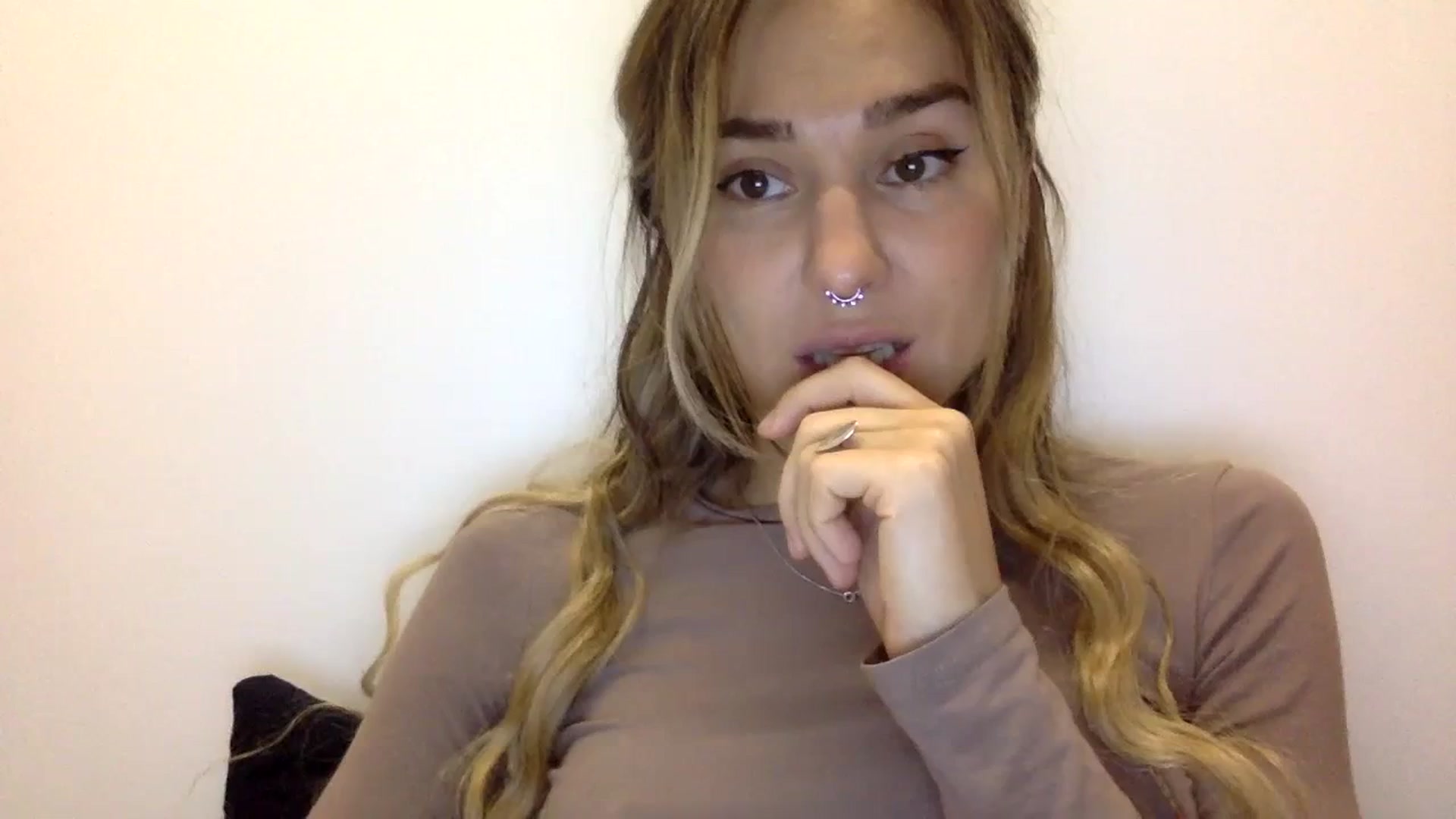 Gallery image thumbnail from KiraLovensee's myfreecams stream on, 11/01/2023, 11:50 image 3 of 20