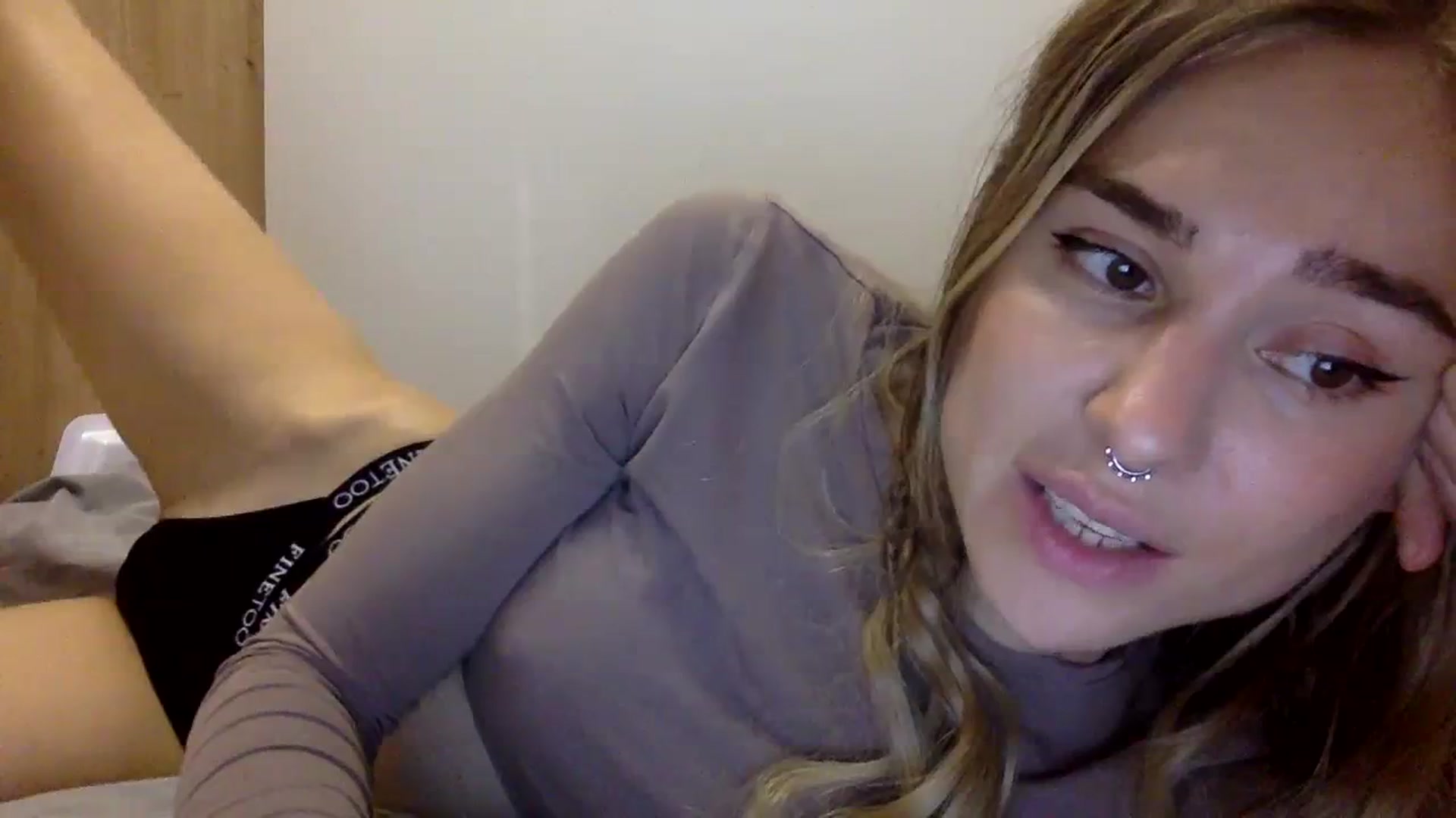 Gallery image thumbnail from KiraLovensee's myfreecams stream on, 11/01/2023, 11:50 image 12 of 20
