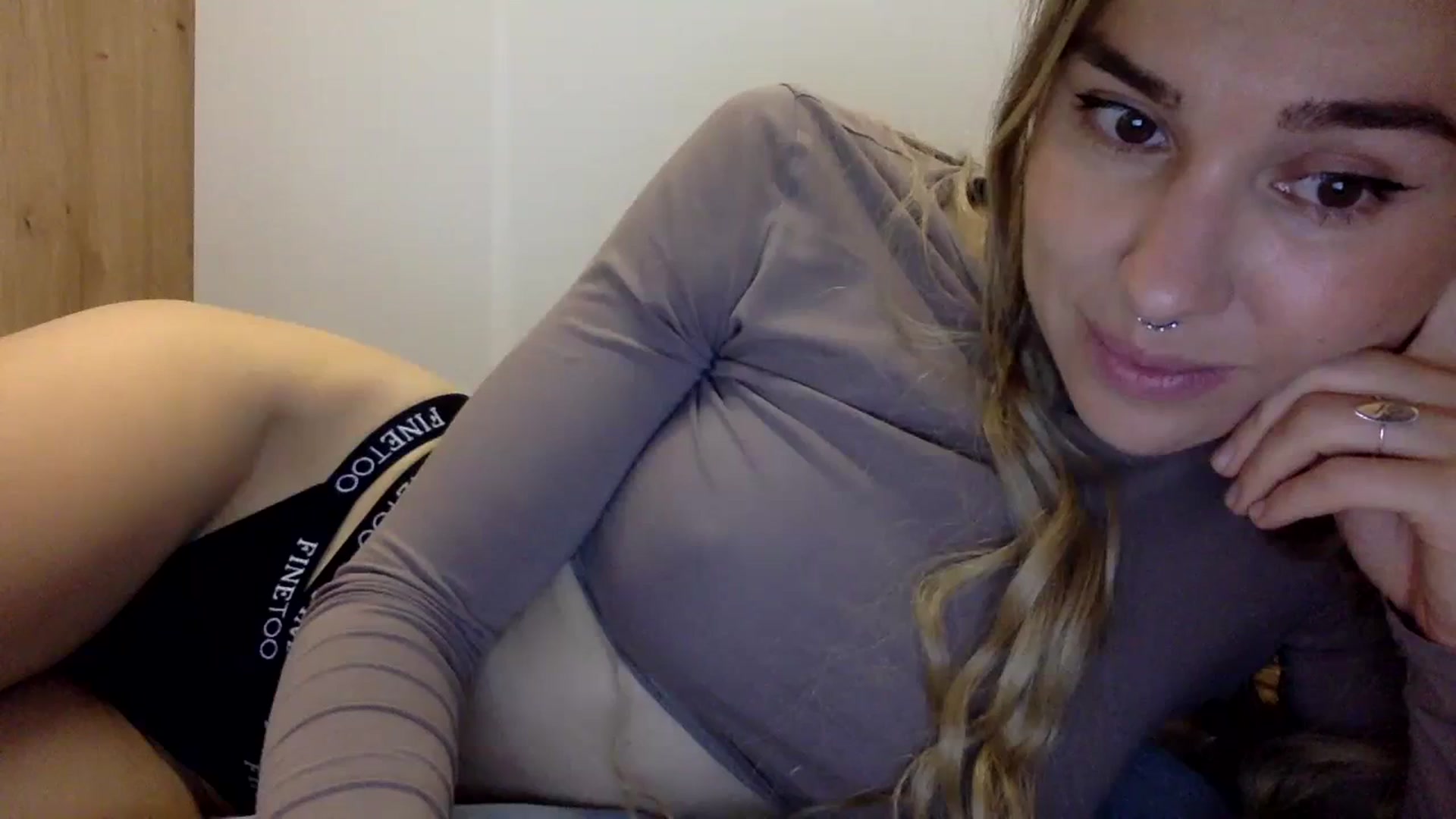 Gallery image thumbnail from KiraLovensee's myfreecams stream on, 11/01/2023, 11:50 image 9 of 20