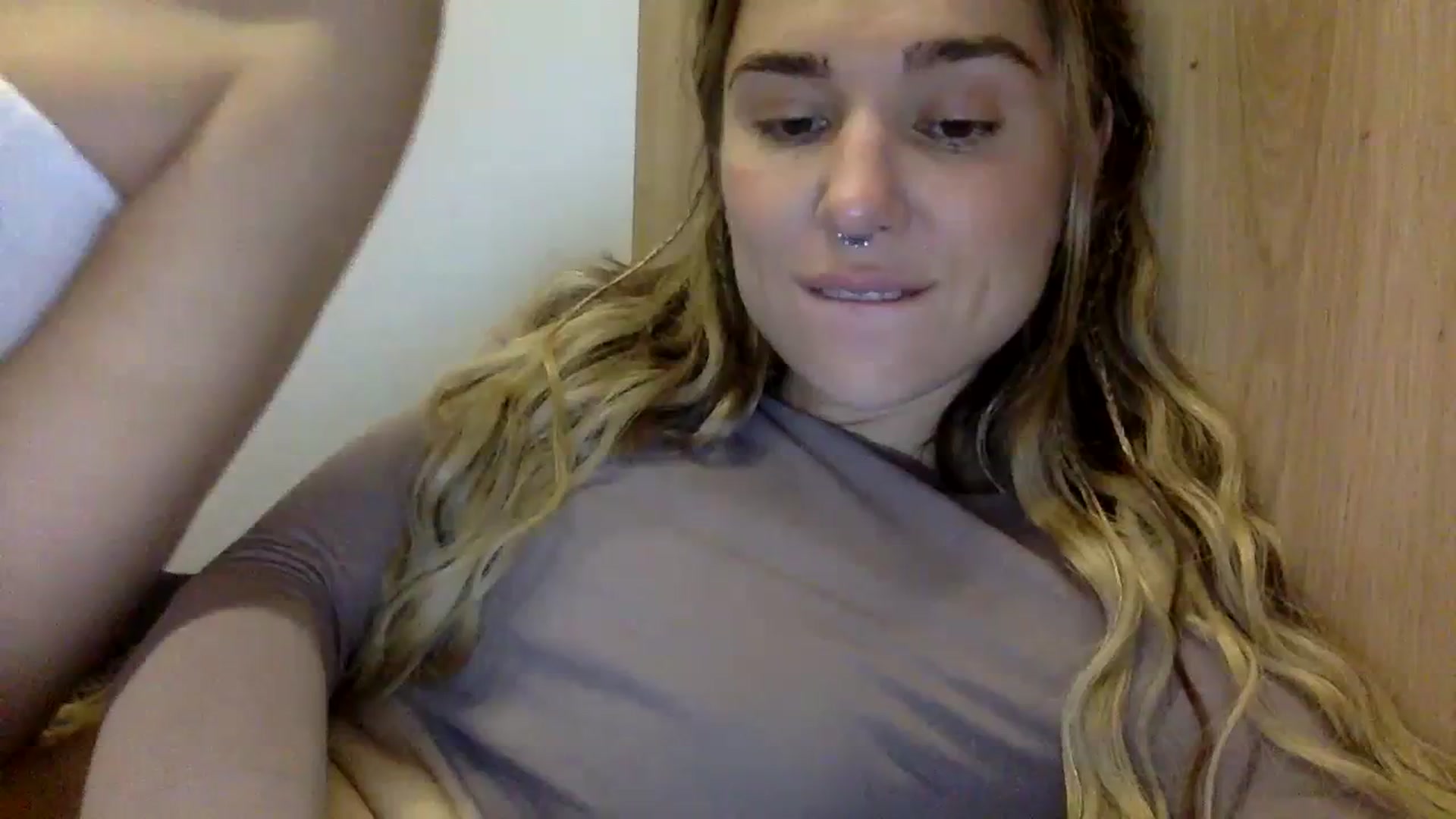 Gallery image thumbnail from KiraLovensee's myfreecams stream on, 11/02/2023, 08:23 image 14 of 20