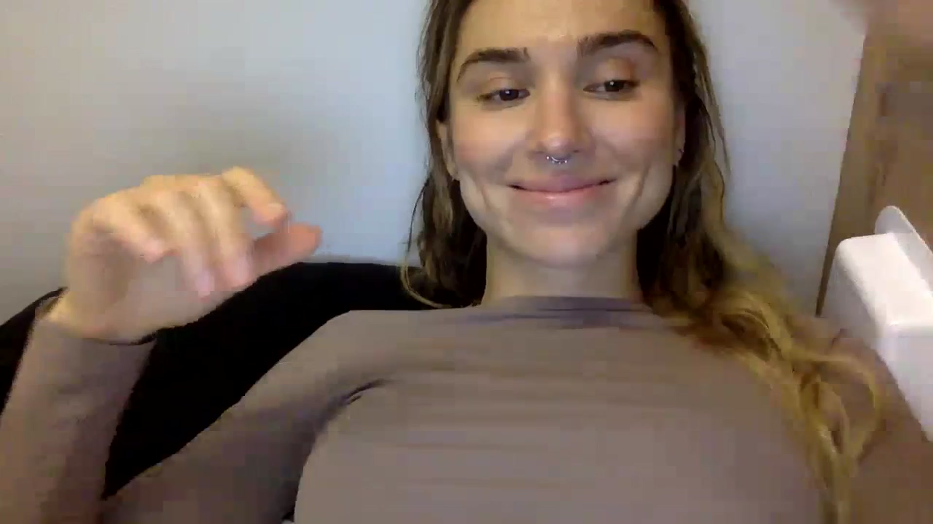 Gallery image thumbnail from KiraLovensee's myfreecams stream on, 11/02/2023, 08:43 image 3 of 20