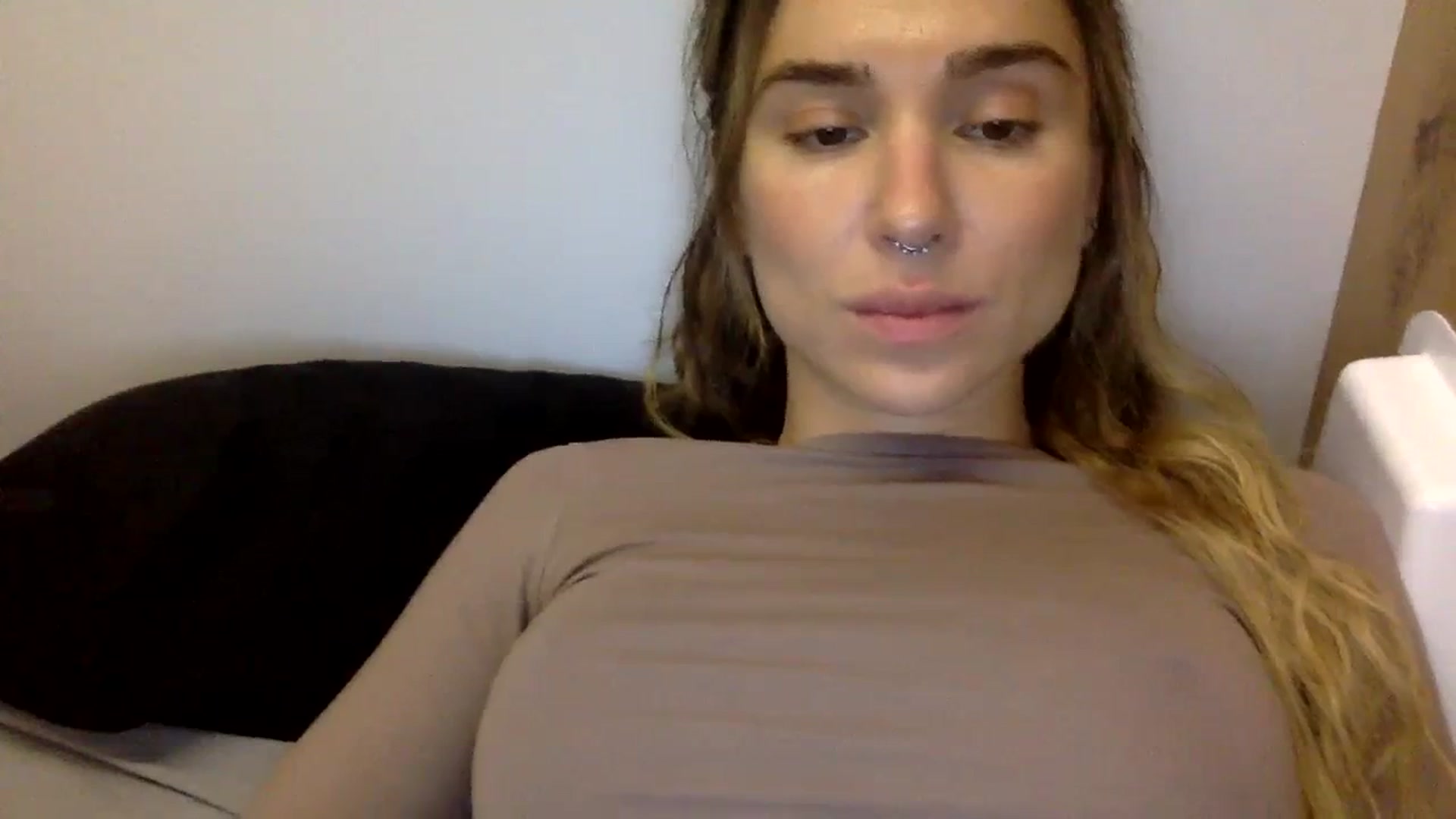 Gallery image thumbnail from KiraLovensee's myfreecams stream on, 11/02/2023, 08:43 image 2 of 20