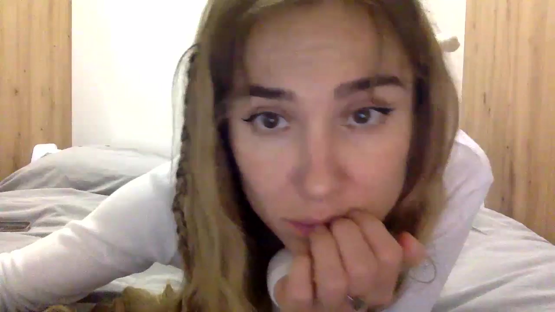 Gallery image thumbnail from KiraLovensee's myfreecams stream on, 11/06/2023, 12:55 image 3 of 20