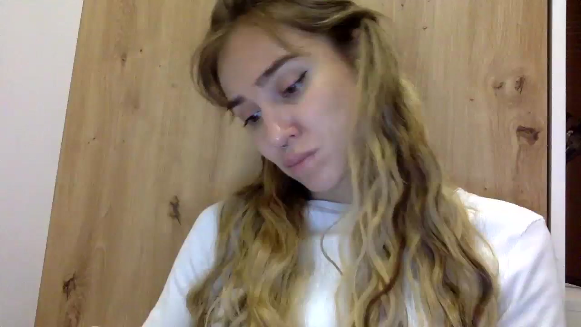 Gallery image thumbnail from KiraLovensee's myfreecams stream on, 11/06/2023, 14:10 image 4 of 20