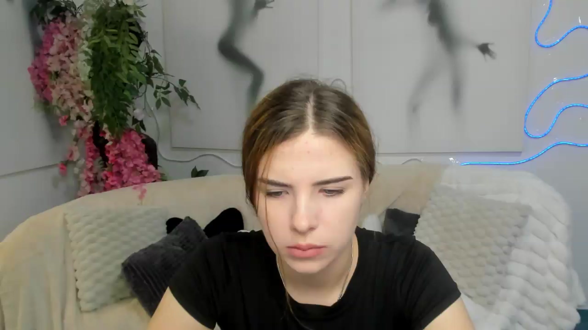 Gallery image thumbnail from KiraVane's myfreecams stream on, 09/08/2026, 06:58 image 14 of 20