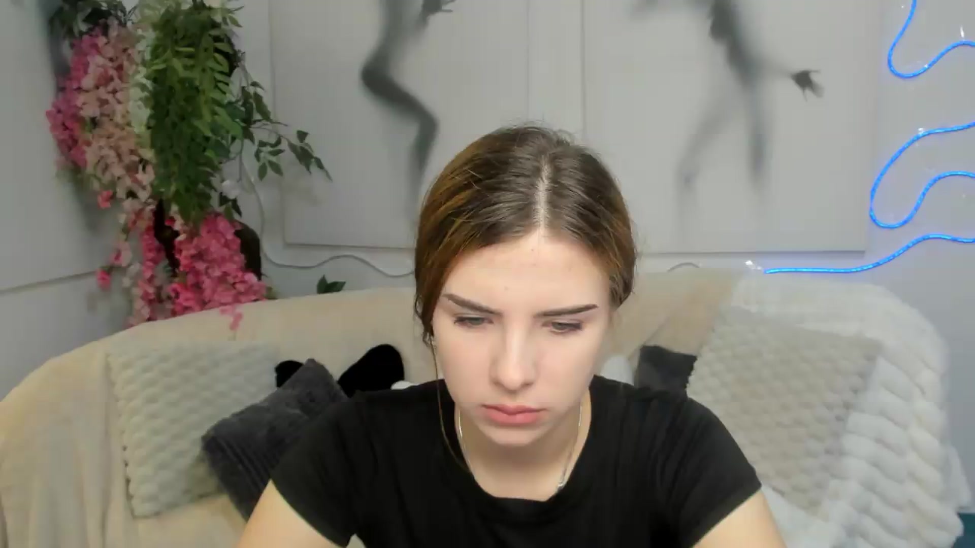 Gallery image thumbnail from KiraVane's myfreecams stream on, 09/08/2026, 06:58 image 17 of 20