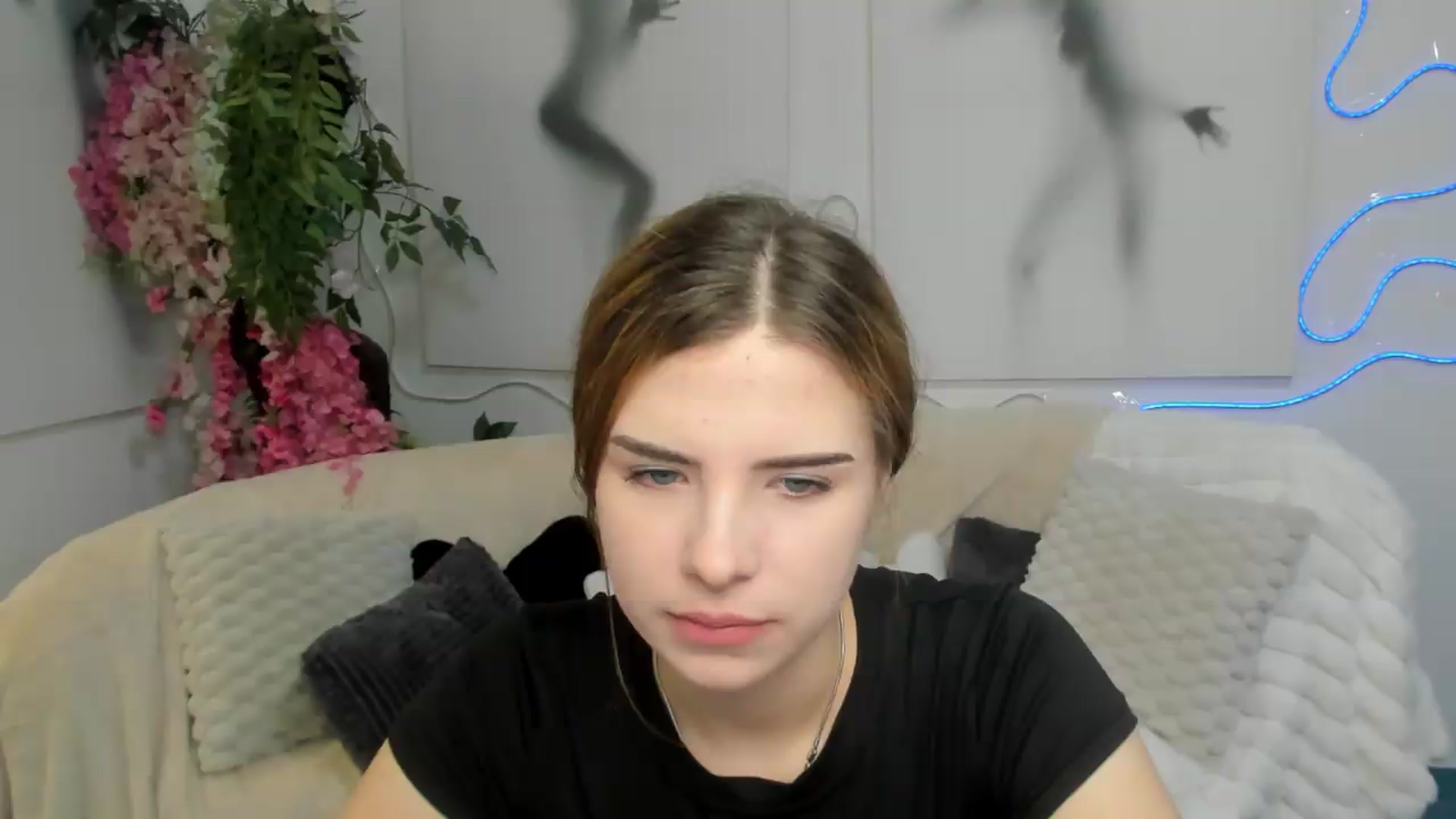 Gallery image thumbnail from KiraVane's myfreecams stream on, 09/08/2026, 06:58 image 19 of 20
