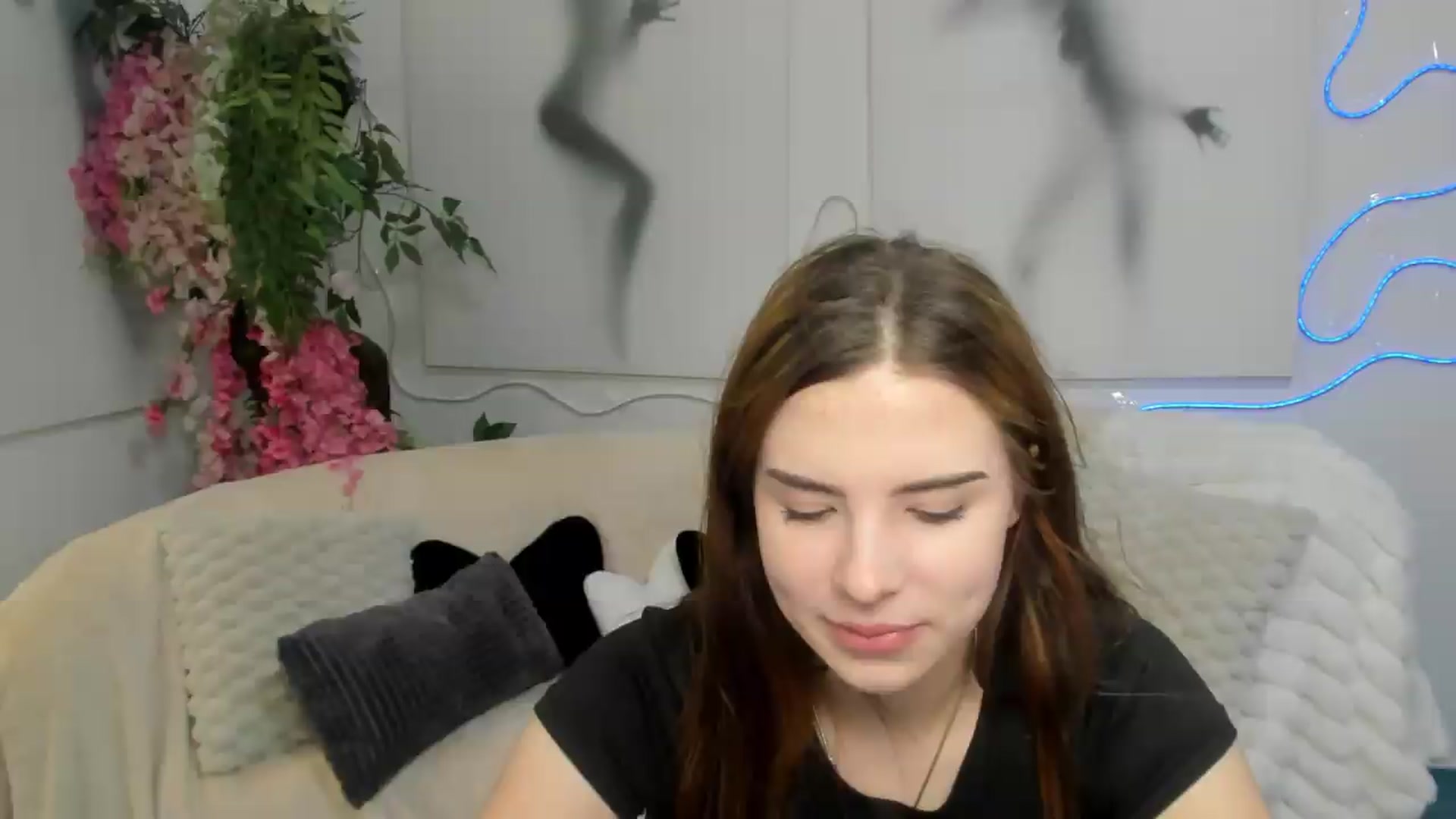 Gallery image thumbnail from KiraVane's myfreecams stream on, 09/08/2026, 08:51 image 12 of 20