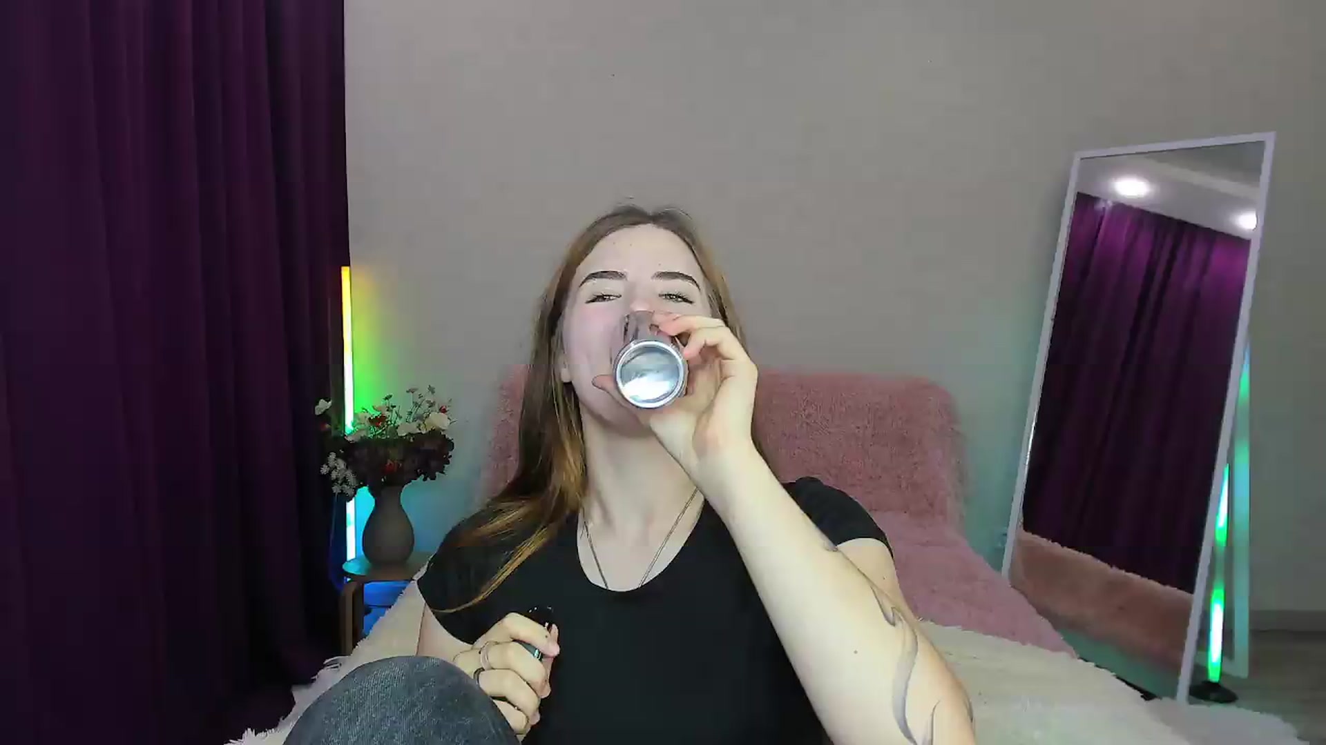 Gallery image thumbnail from KiraVane's myfreecams stream on, 09/15/2026, 09:38 image 2 of 20