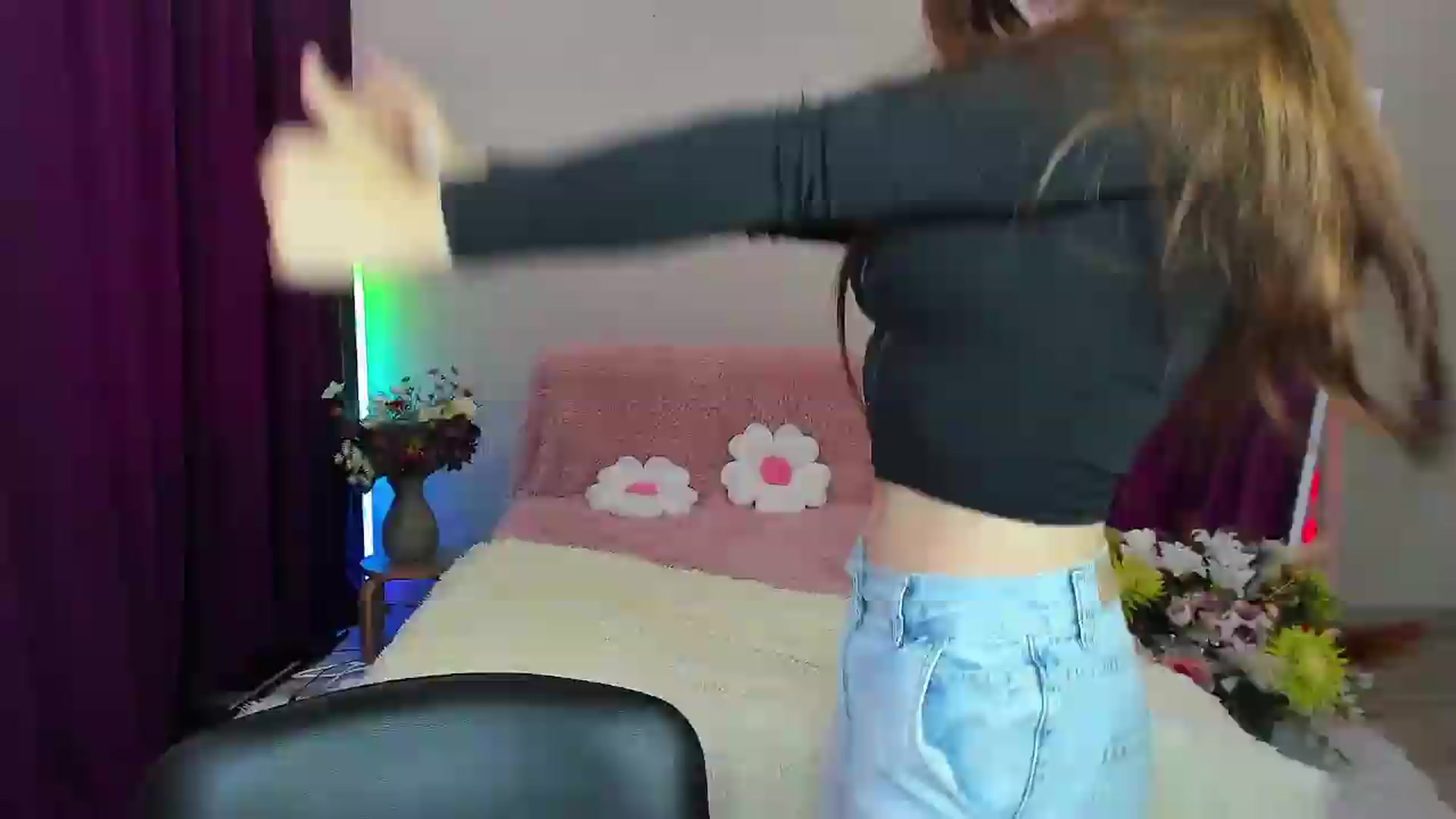 Gallery image thumbnail from KiraVane's myfreecams stream on, 09/16/2026, 07:47 image 11 of 20