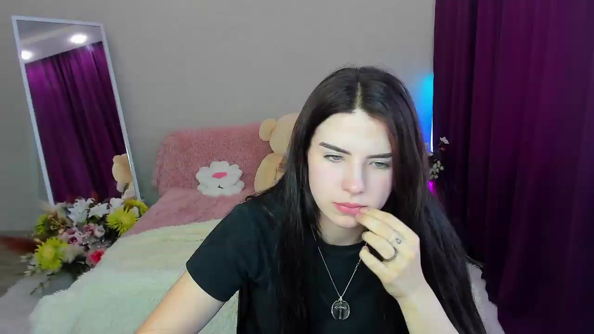 Gallery image thumbnail from KiraVane's myfreecams stream on, 09/19/2026, 11:22 image 9 of 20