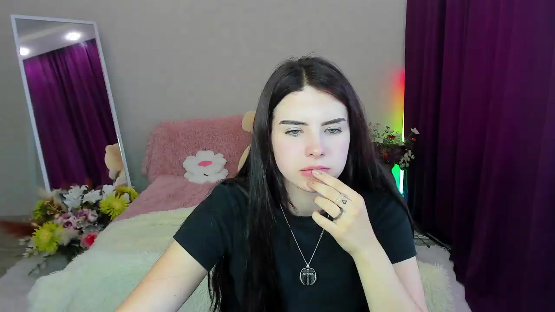 Gallery image thumbnail from KiraVane's myfreecams stream on, 09/19/2026, 11:22 image 3 of 20