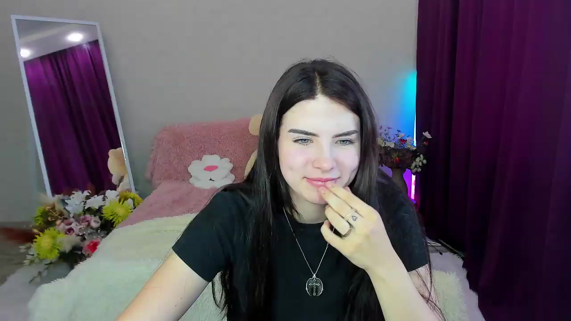 Gallery image thumbnail from KiraVane's myfreecams stream on, 09/19/2026, 11:22 image 1 of 20