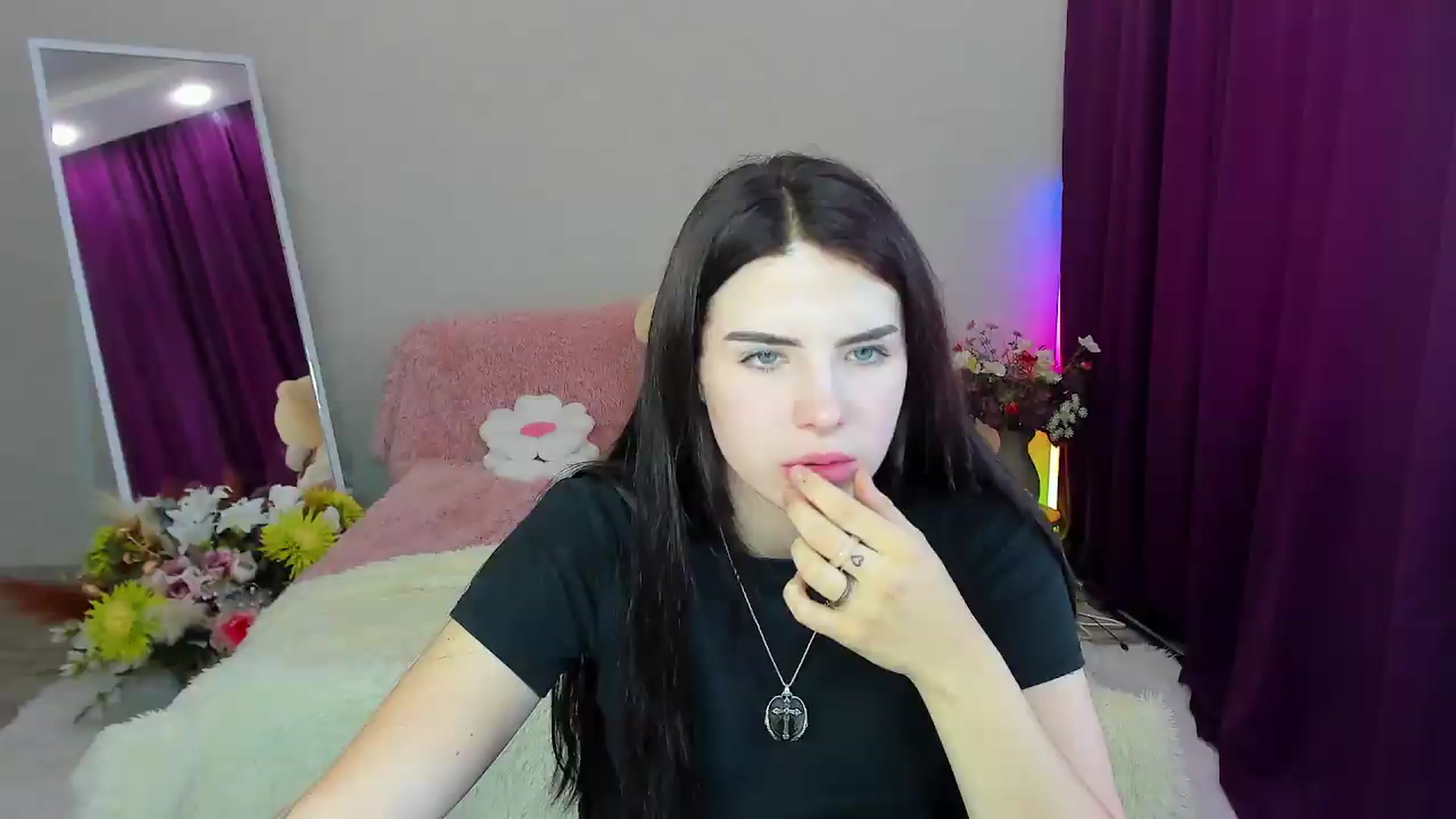 Gallery image thumbnail from KiraVane's myfreecams stream on, 09/19/2026, 11:22 image 4 of 20