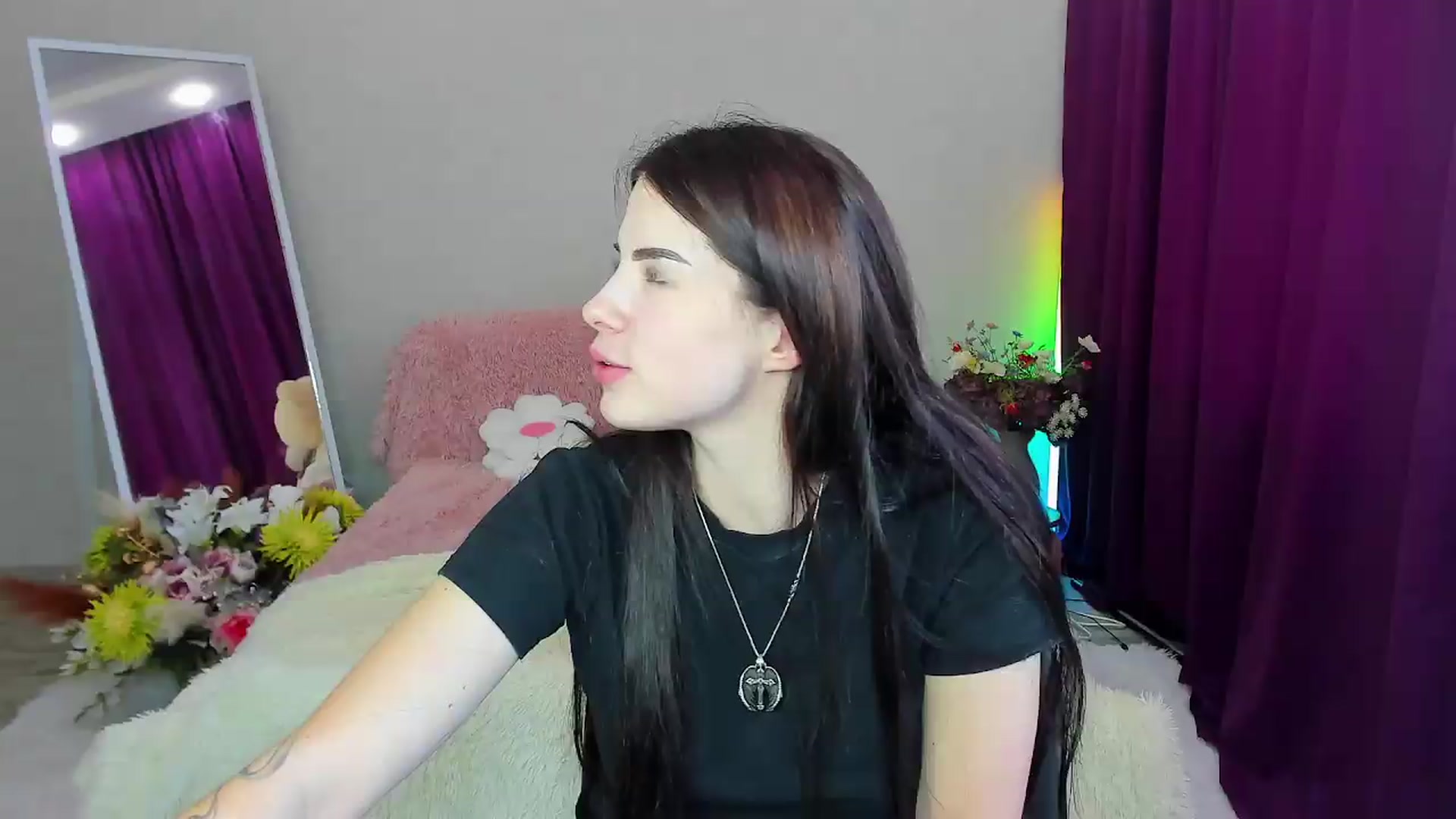 Gallery image thumbnail from KiraVane's myfreecams stream on, 09/19/2026, 11:22 image 15 of 20