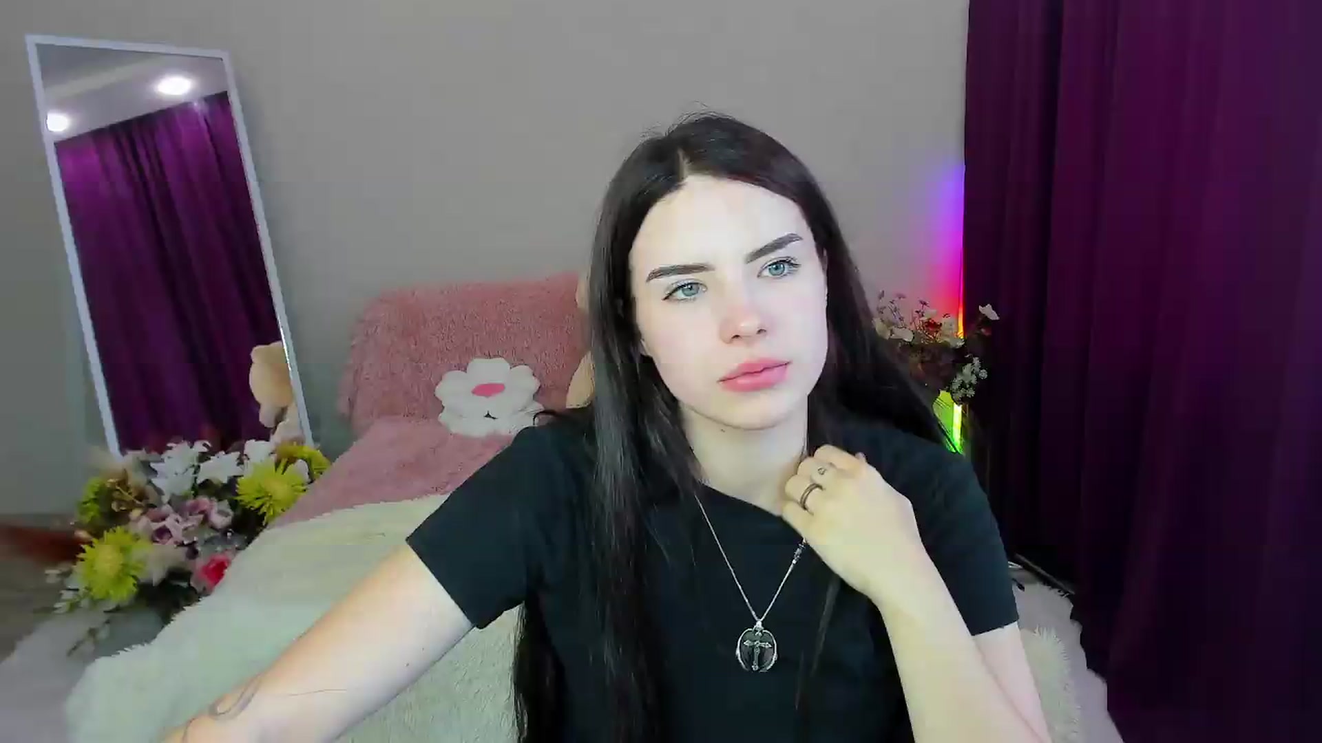 Gallery image thumbnail from KiraVane's myfreecams stream on, 09/19/2026, 11:22 image 12 of 20