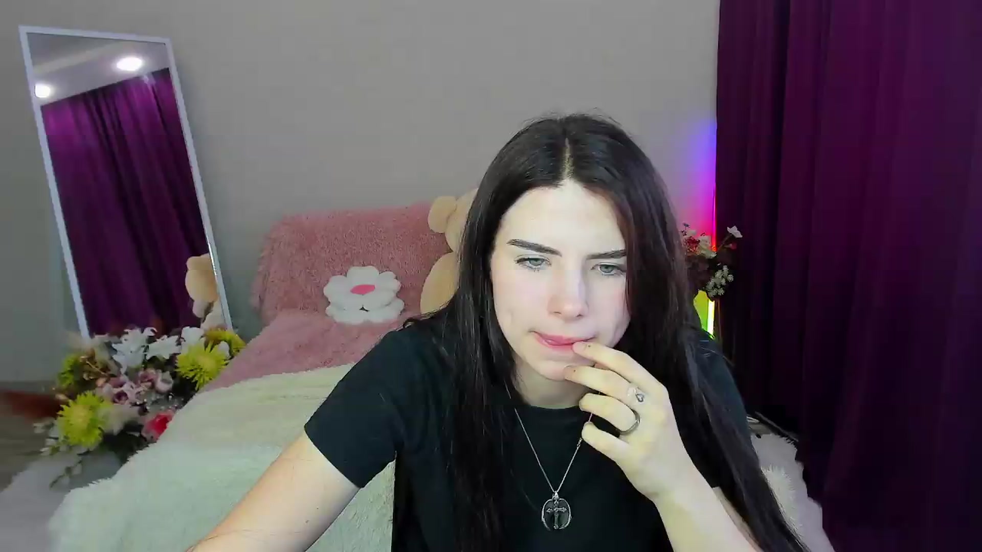 Gallery image thumbnail from KiraVane's myfreecams stream on, 09/19/2026, 11:22 image 8 of 20