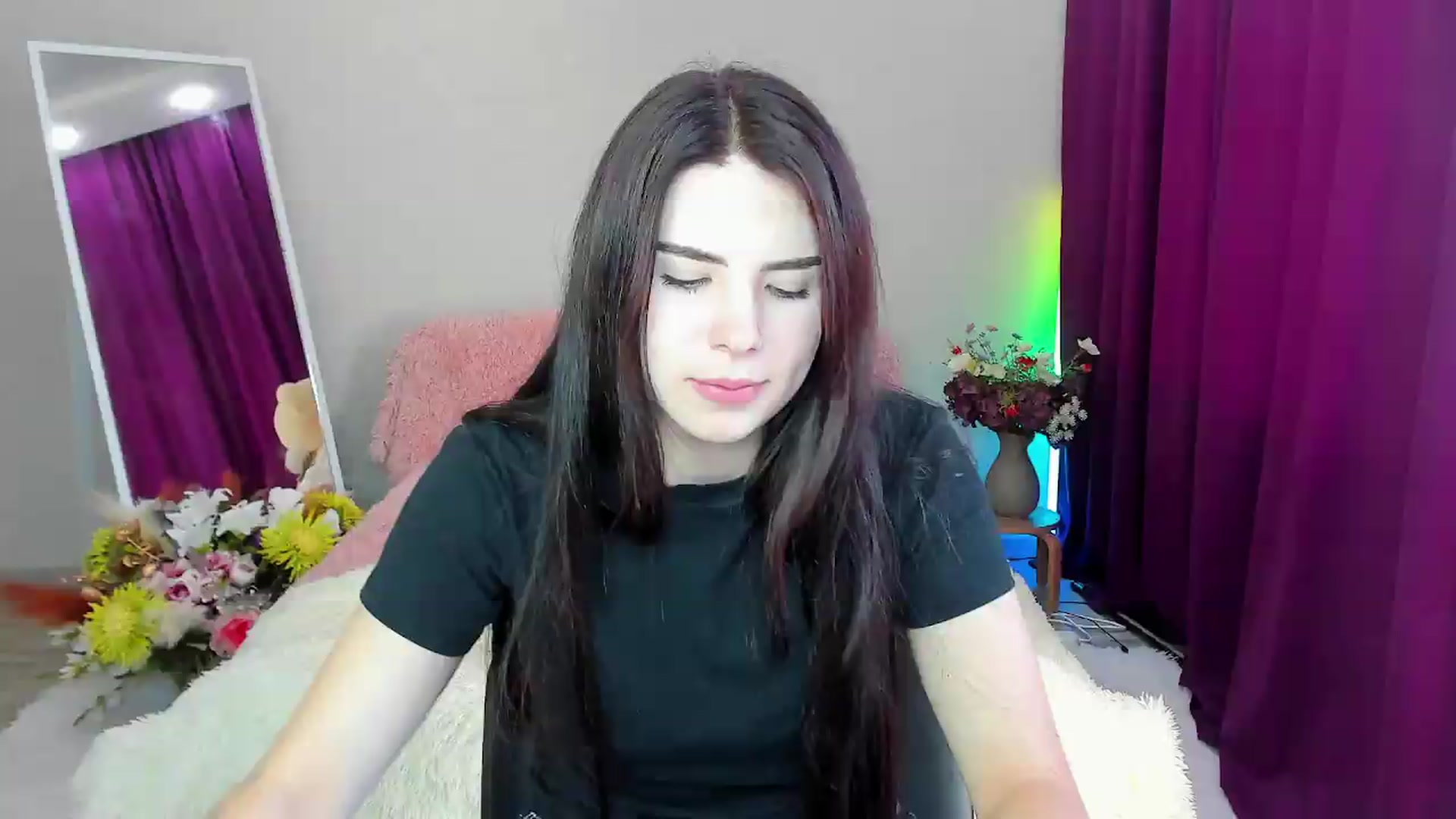 Gallery image thumbnail from KiraVane's myfreecams stream on, 09/19/2026, 13:18 image 14 of 20