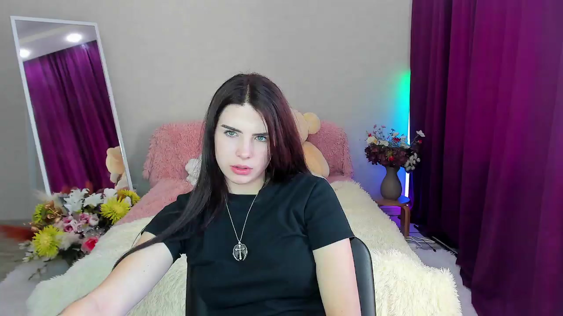 Gallery image thumbnail from KiraVane's myfreecams stream on, 09/19/2026, 13:18 image 17 of 20
