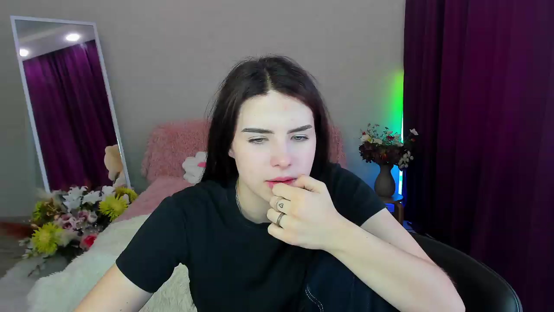 Gallery image thumbnail from KiraVane's myfreecams stream on, 09/19/2026, 13:18 image 2 of 20