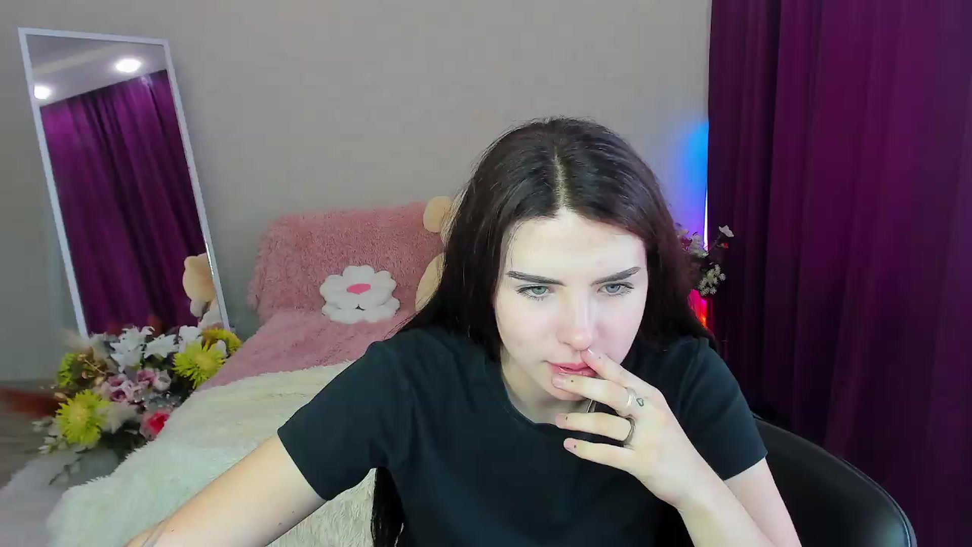 Gallery image thumbnail from KiraVane's myfreecams stream on, 09/19/2026, 13:18 image 3 of 20