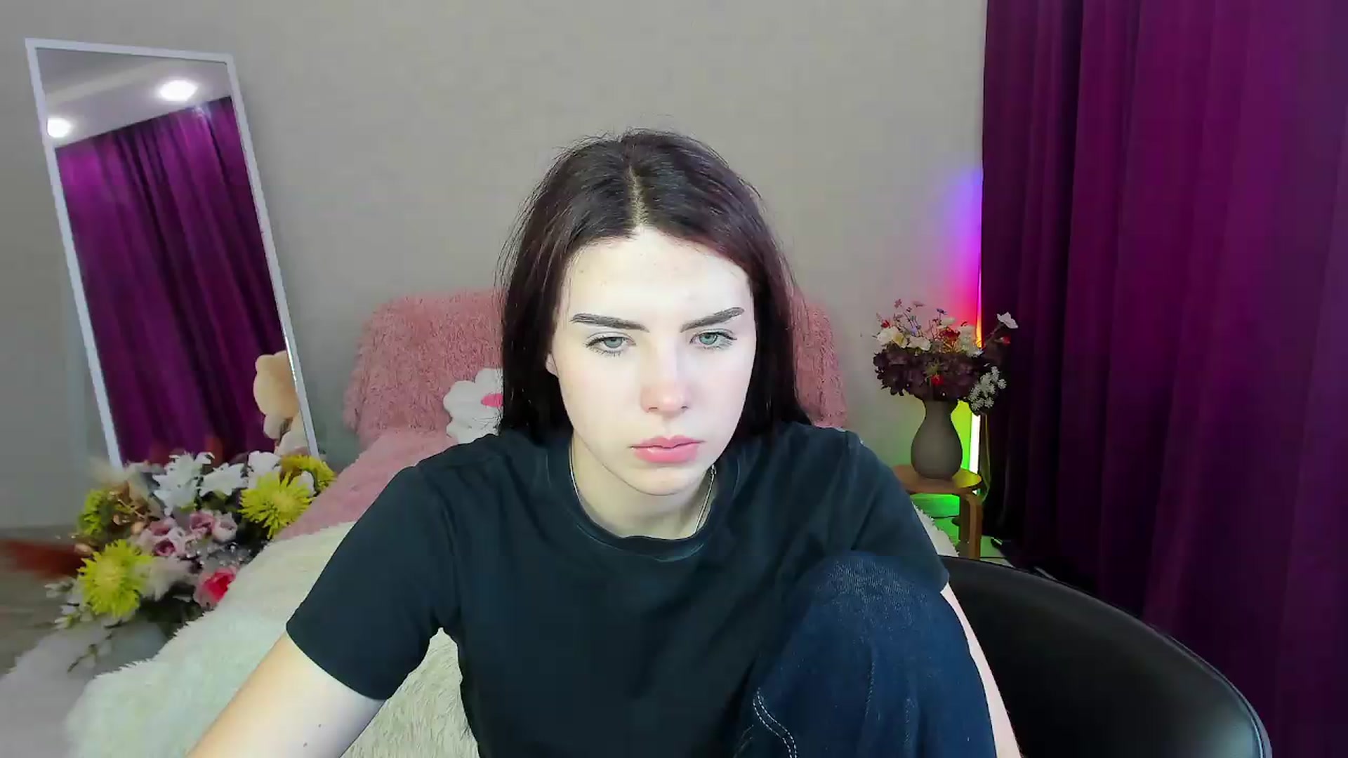 Gallery image thumbnail from KiraVane's myfreecams stream on, 09/19/2026, 13:18 image 1 of 20