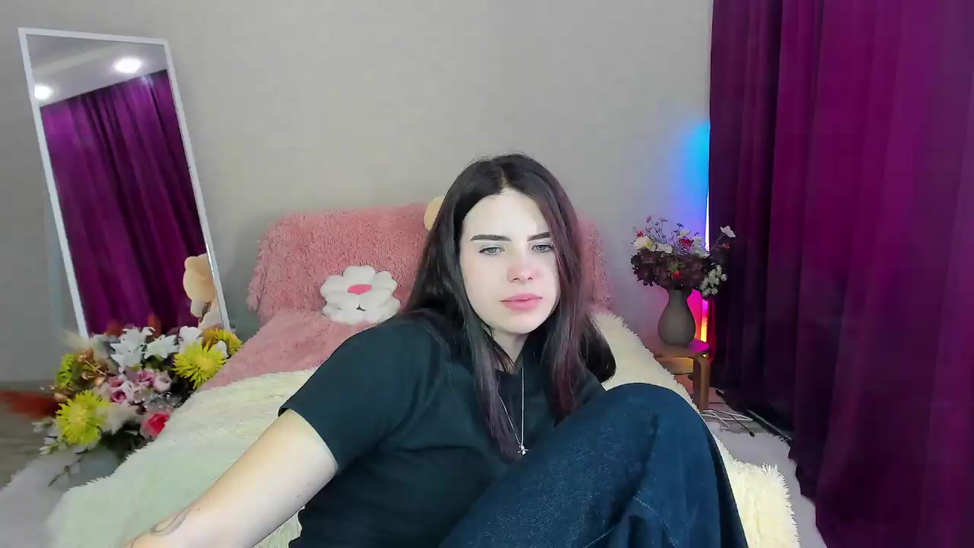 Gallery image thumbnail from KiraVane's myfreecams stream on, 09/19/2026, 13:18 image 20 of 20