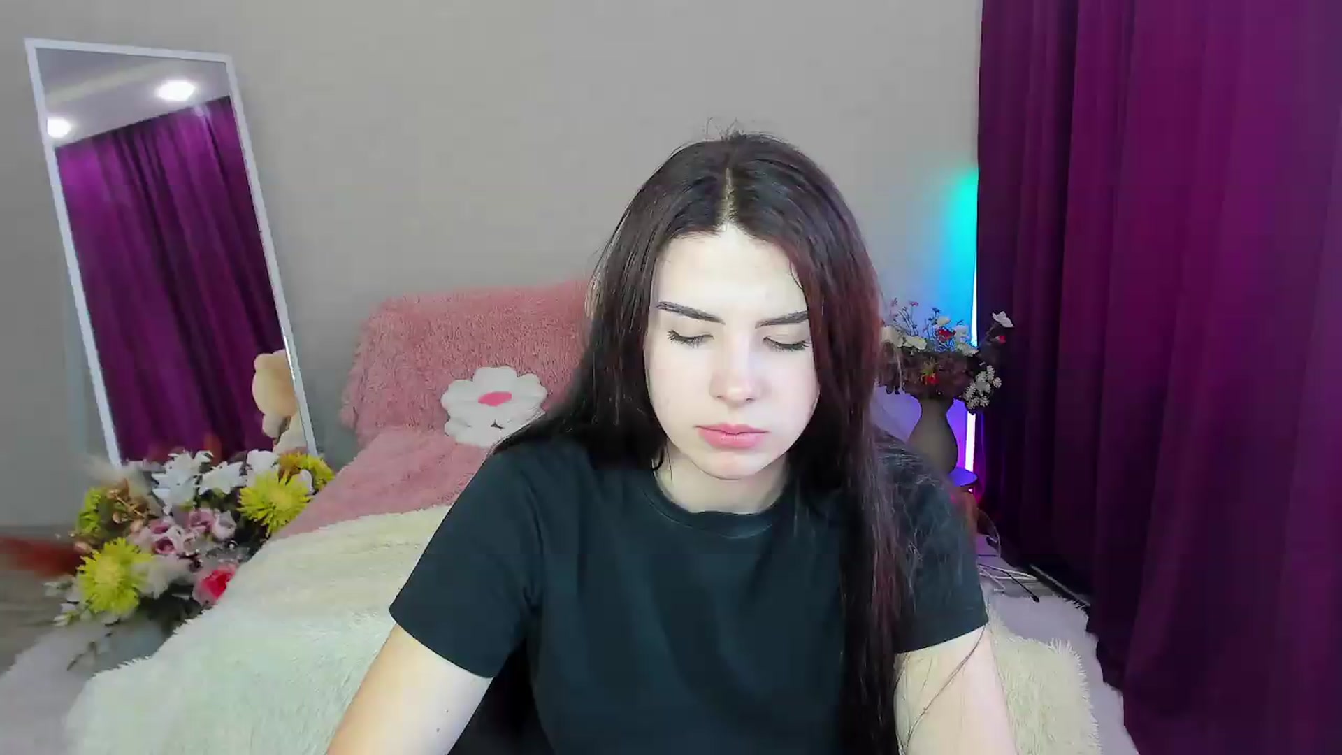 Gallery image thumbnail from KiraVane's myfreecams stream on, 09/19/2026, 13:18 image 5 of 20