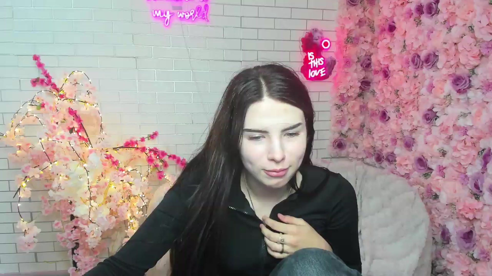 Gallery image thumbnail from KiraVane's myfreecams stream on, 09/23/2026, 17:14 image 2 of 20