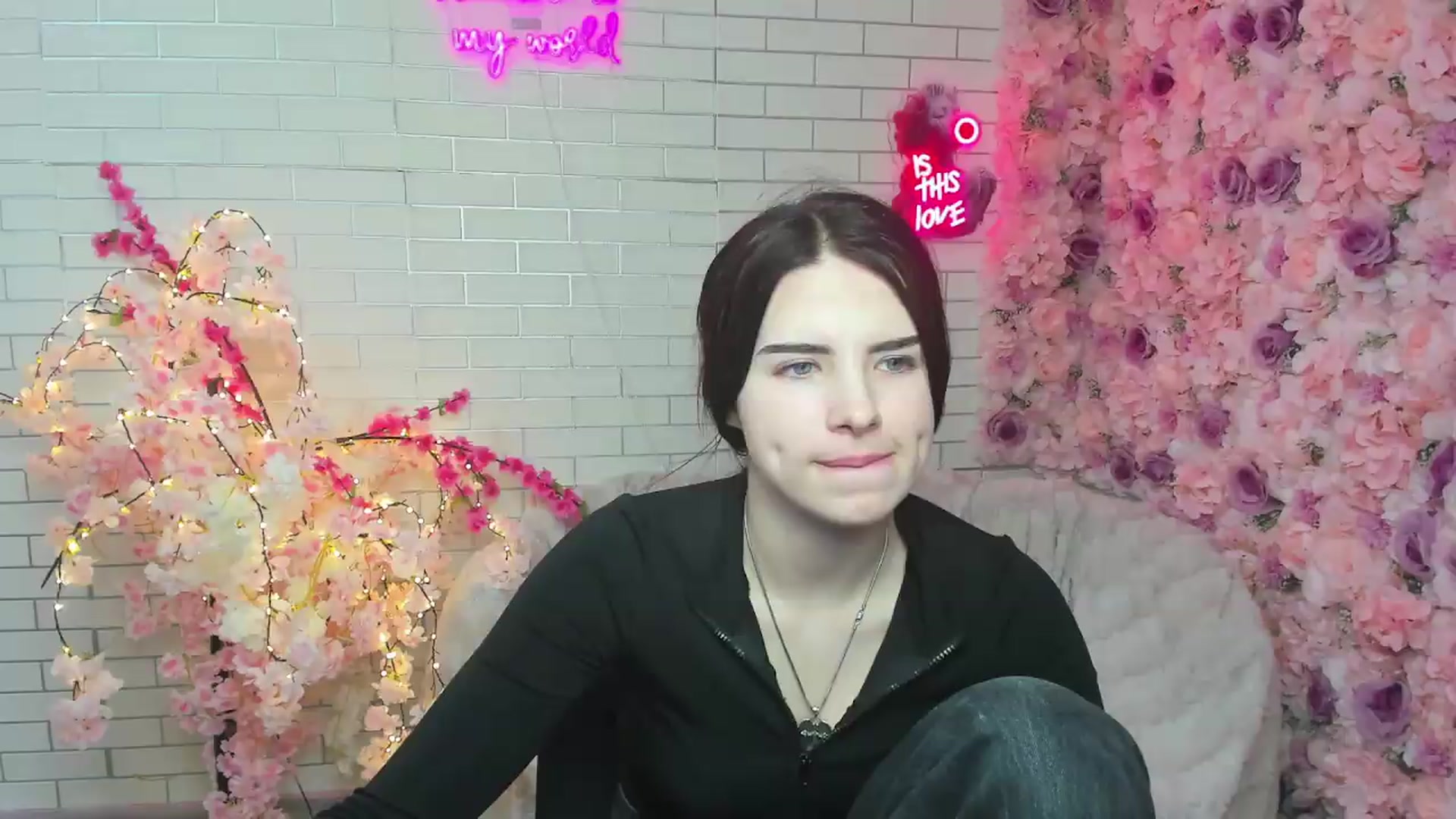 Gallery image thumbnail from KiraVane's myfreecams stream on, 09/23/2026, 17:14 image 7 of 20