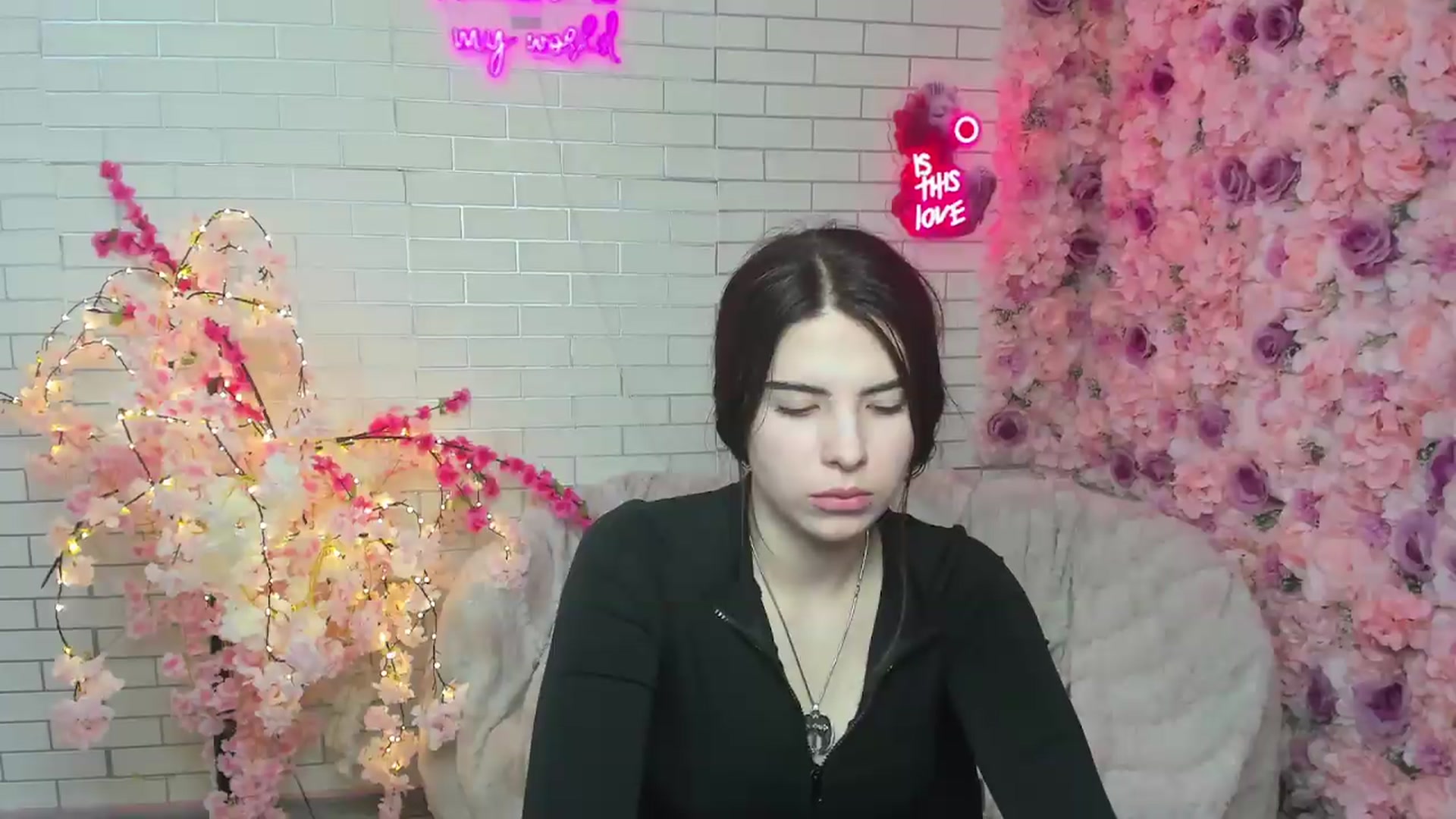 Gallery image thumbnail from KiraVane's myfreecams stream on, 09/23/2026, 17:14 image 17 of 20