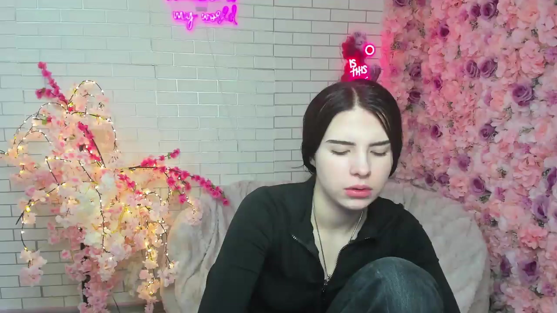 Gallery image thumbnail from KiraVane's myfreecams stream on, 09/23/2026, 17:14 image 6 of 20