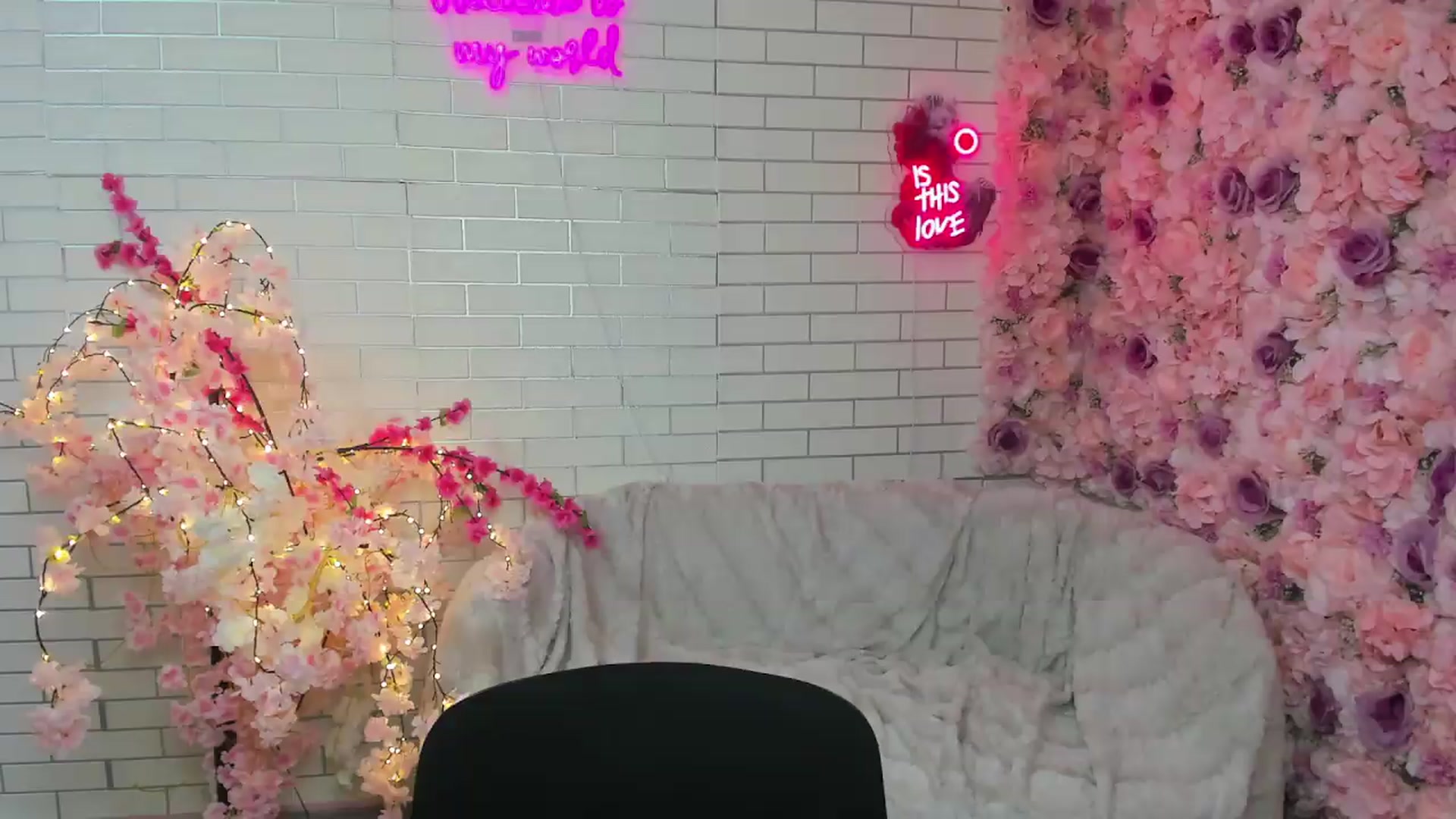 Gallery image thumbnail from KiraVane's myfreecams stream on, 09/23/2026, 17:41 image 6 of 20