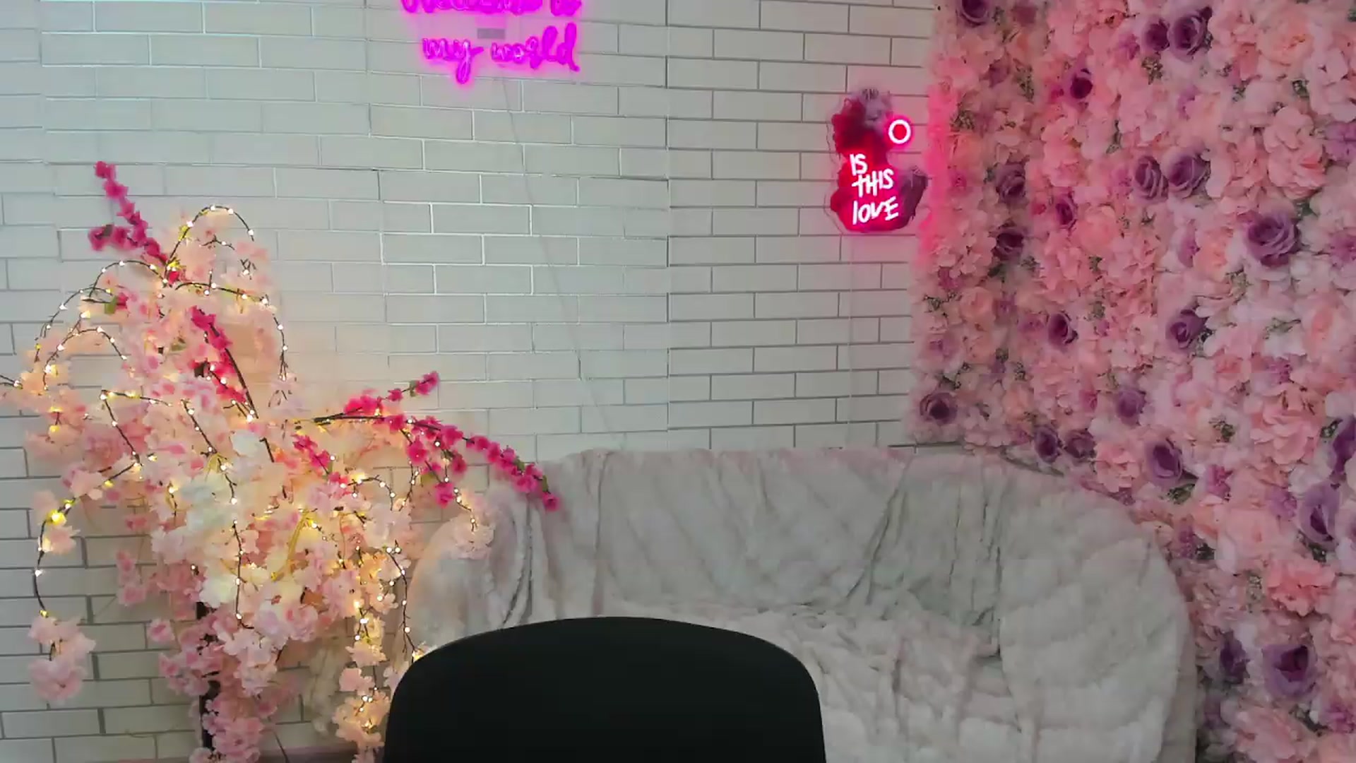 Gallery image thumbnail from KiraVane's myfreecams stream on, 09/23/2026, 17:41 image 9 of 20