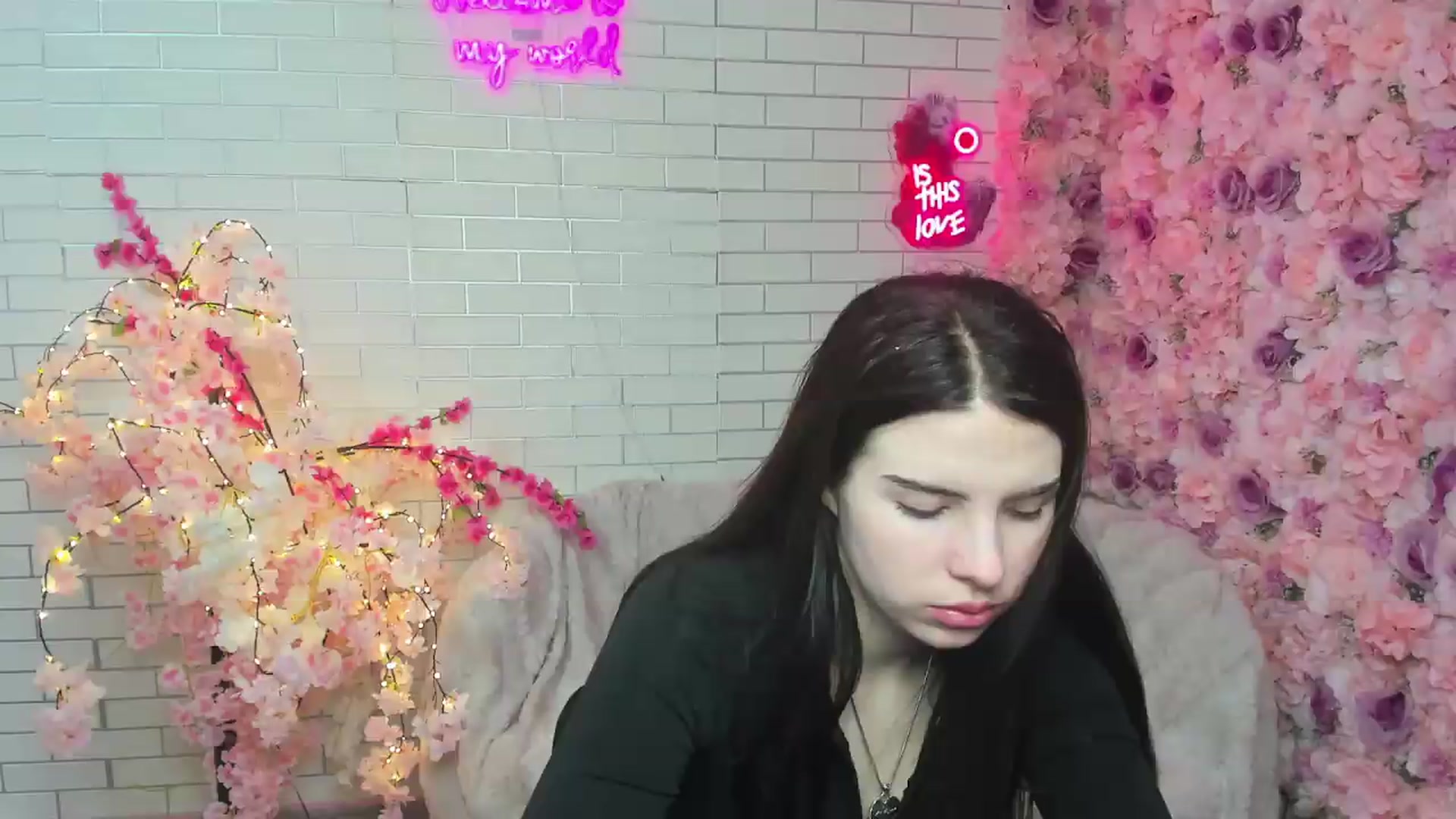 Gallery image thumbnail from KiraVane's myfreecams stream on, 09/23/2026, 18:05 image 19 of 20