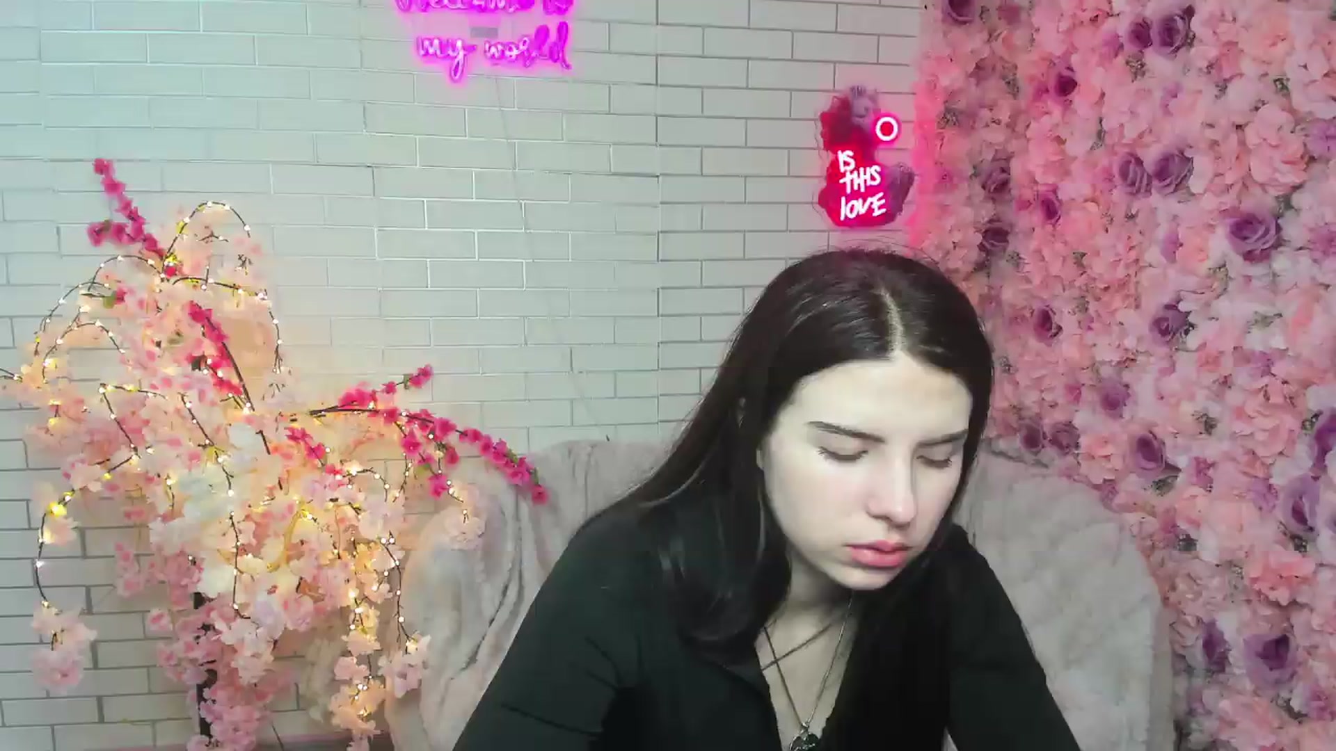 Gallery image thumbnail from KiraVane's myfreecams stream on, 09/23/2026, 18:05 image 10 of 20