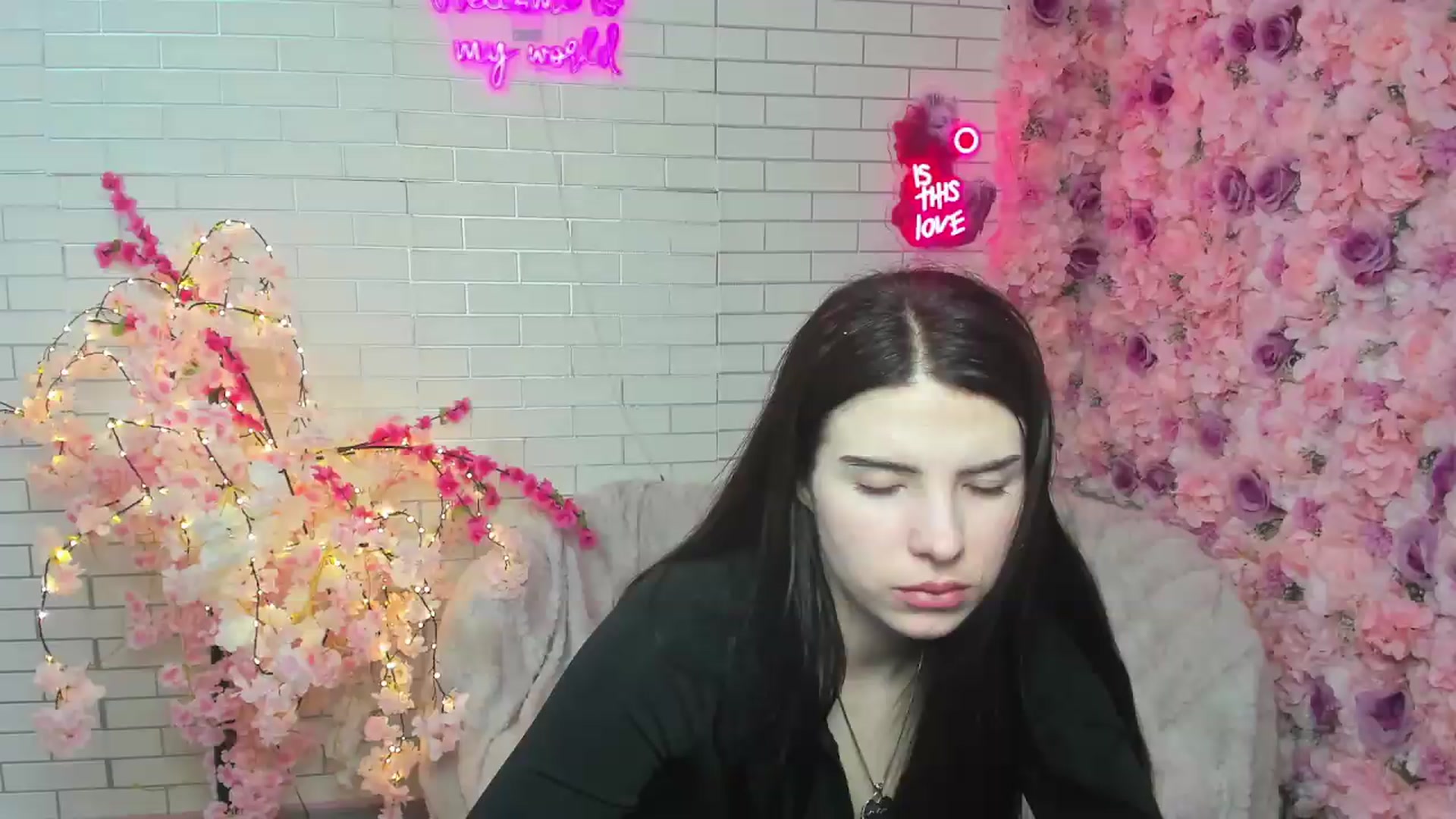 Gallery image thumbnail from KiraVane's myfreecams stream on, 09/23/2026, 18:05 image 18 of 20