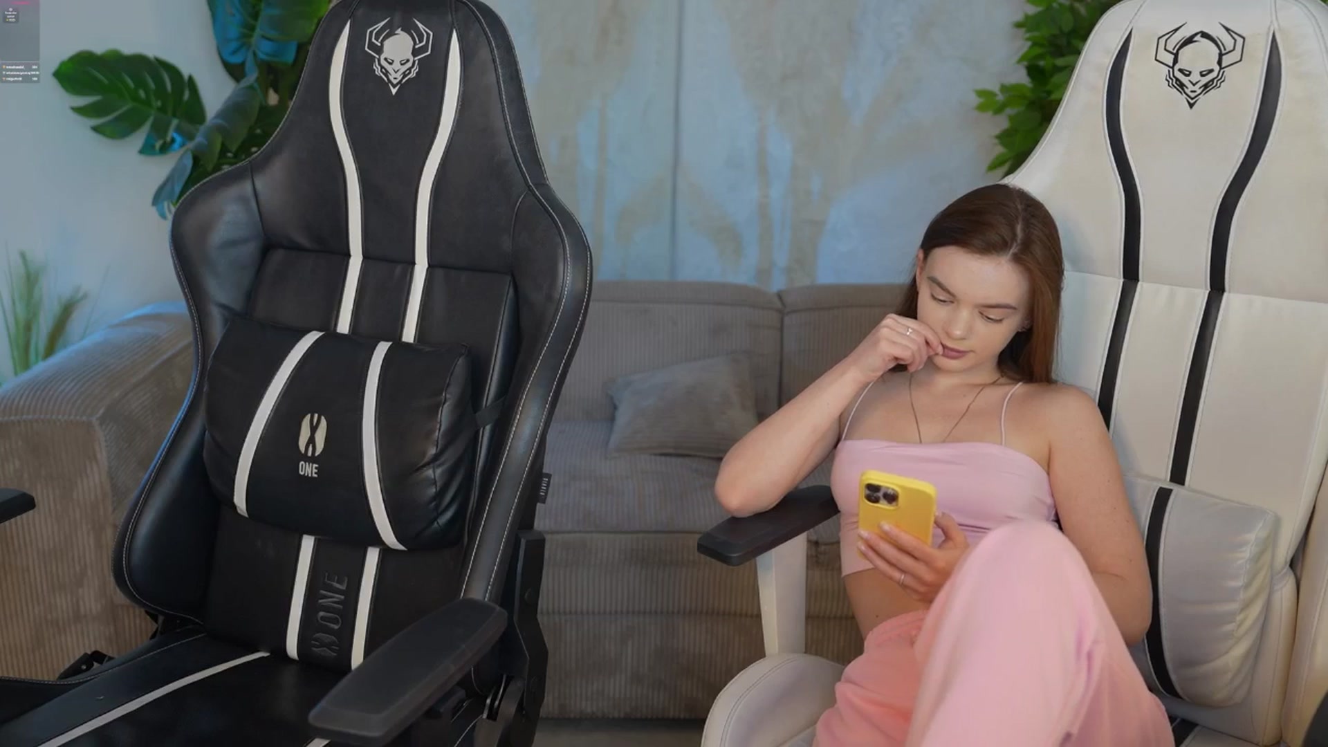 Gallery image thumbnail from Kirasolo's myfreecams stream on, 07/01/2025, 24:59 image 17 of 20