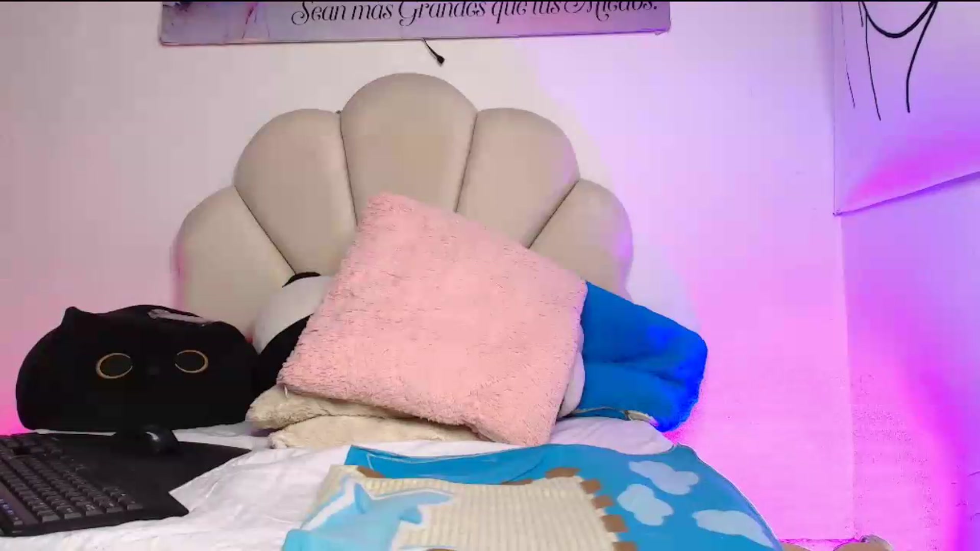 Gallery image thumbnail from KishaColins's myfreecams stream on, 08/26/2026, 18:04 image 15 of 20